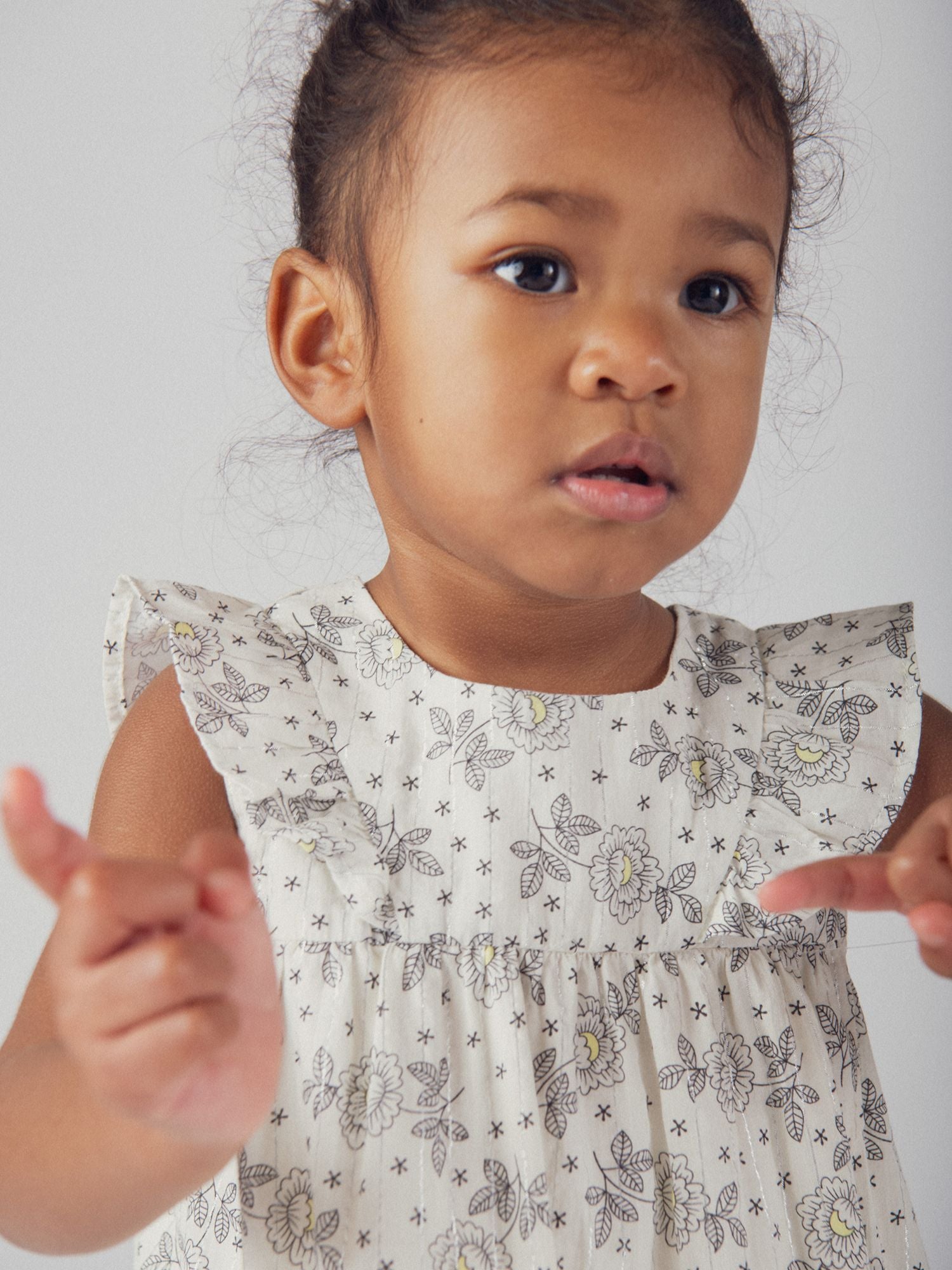 Robe fleurie pour bébé fille à épaules volantées avec bloomer pour bébé fille