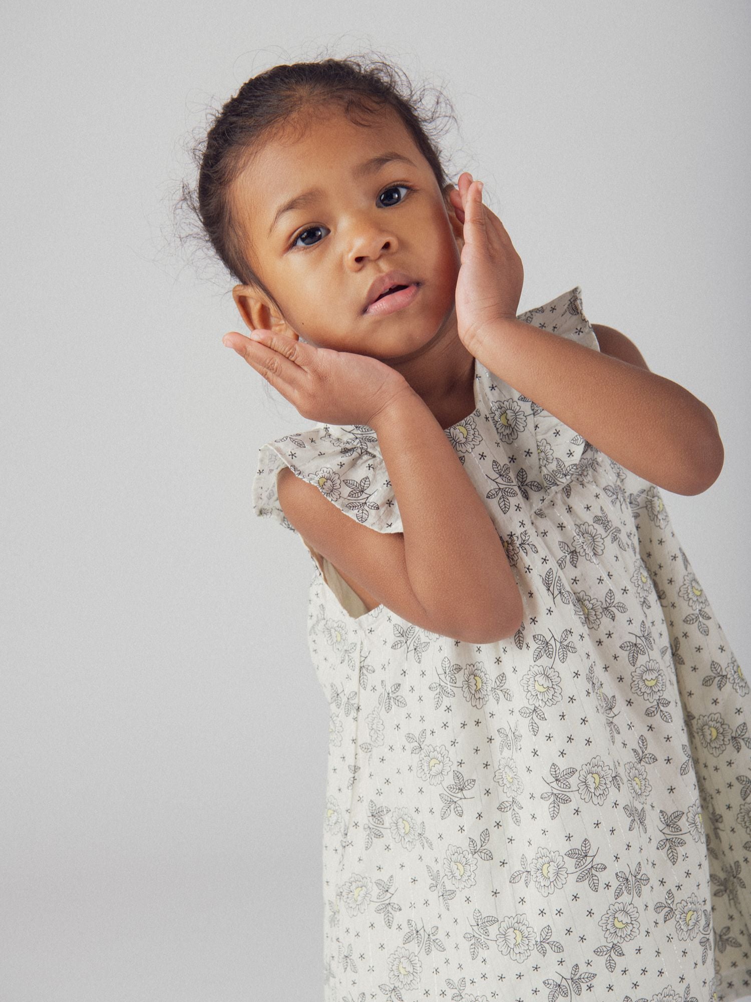 Robe fleurie pour bébé fille à épaules volantées avec bloomer pour bébé fille