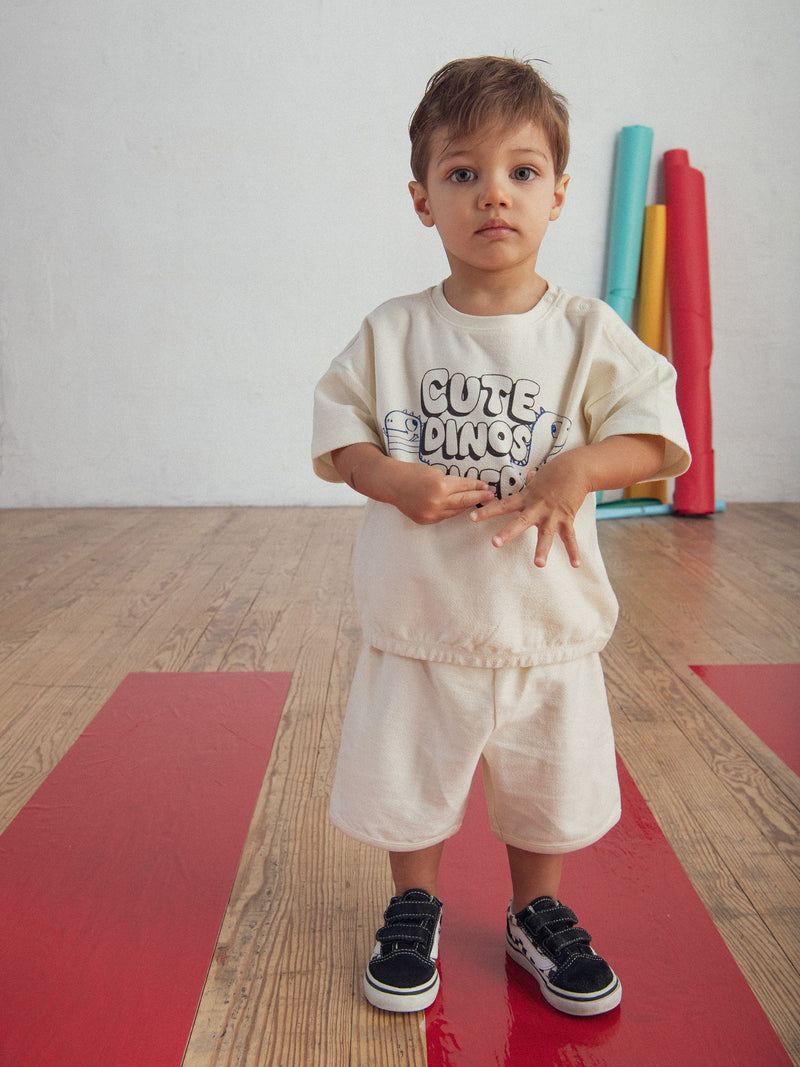 Conjunto de camiseta y shorts "Cute Dinos" para niño