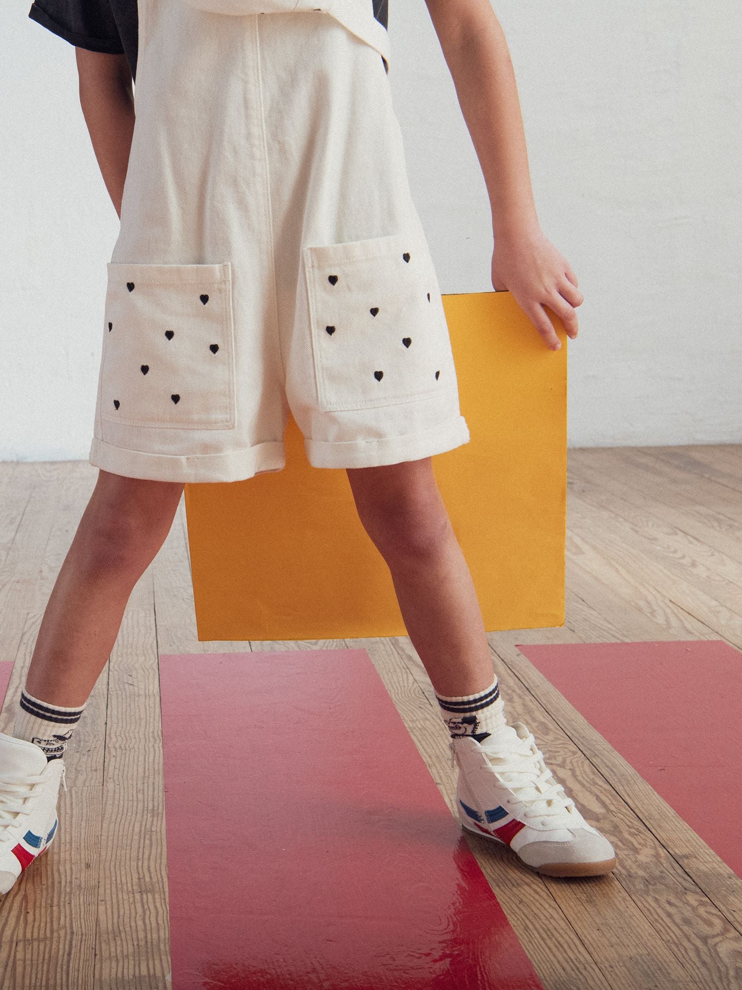 Salopette courte broderies coeur pour fille