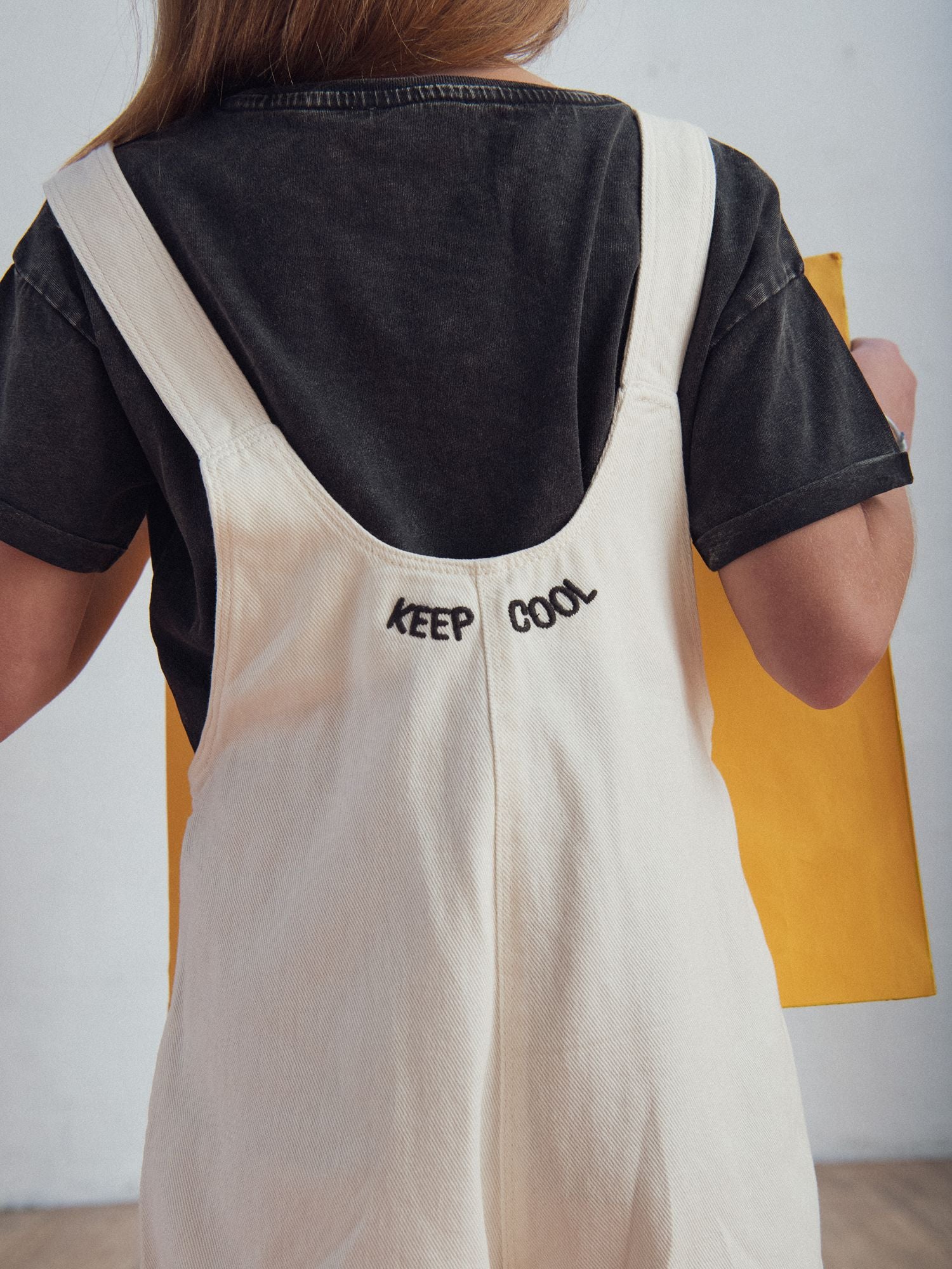 Salopette corta con bordados de corazones para niñas