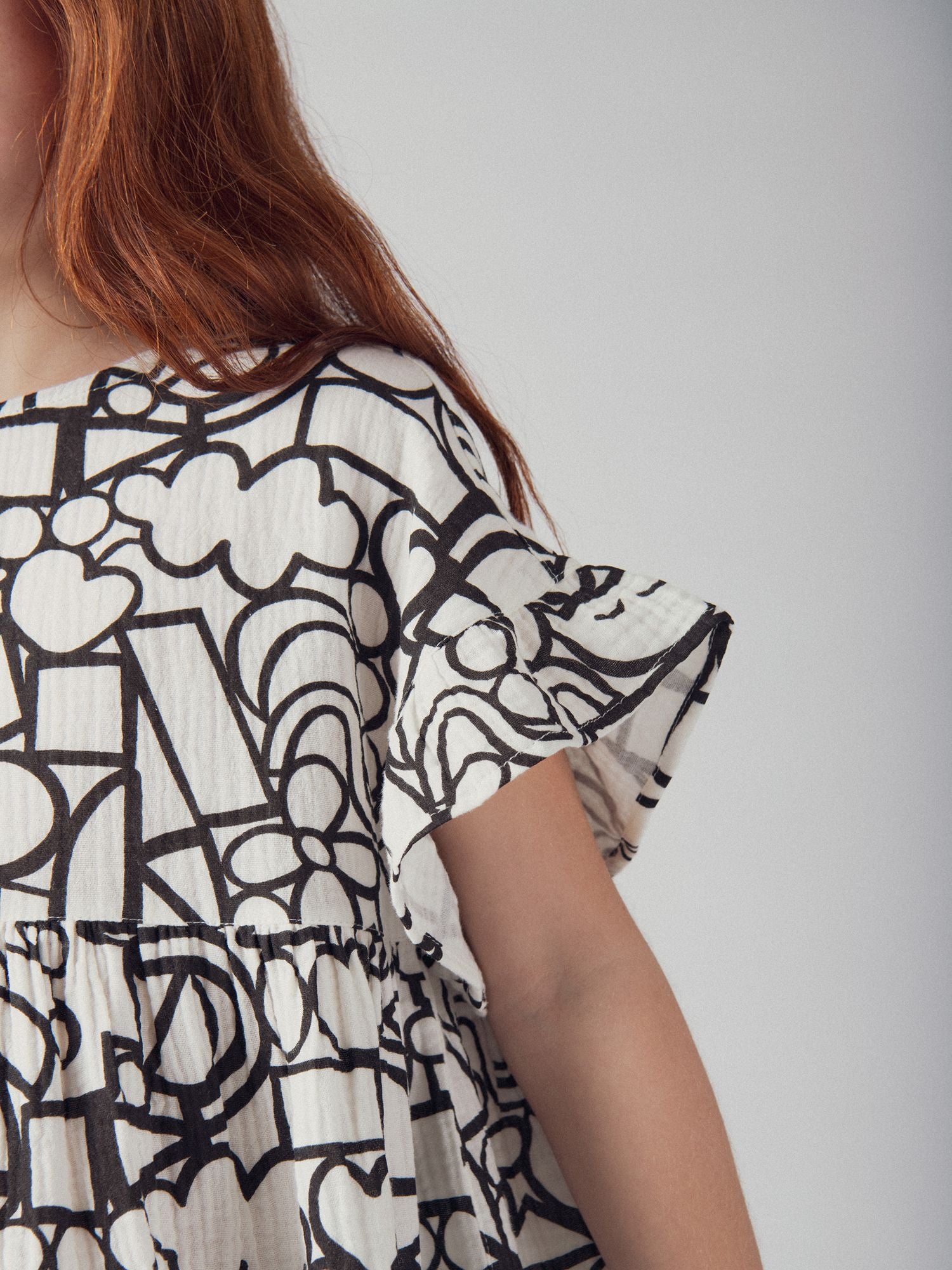 Vestido écru con estampado gráfico para niña