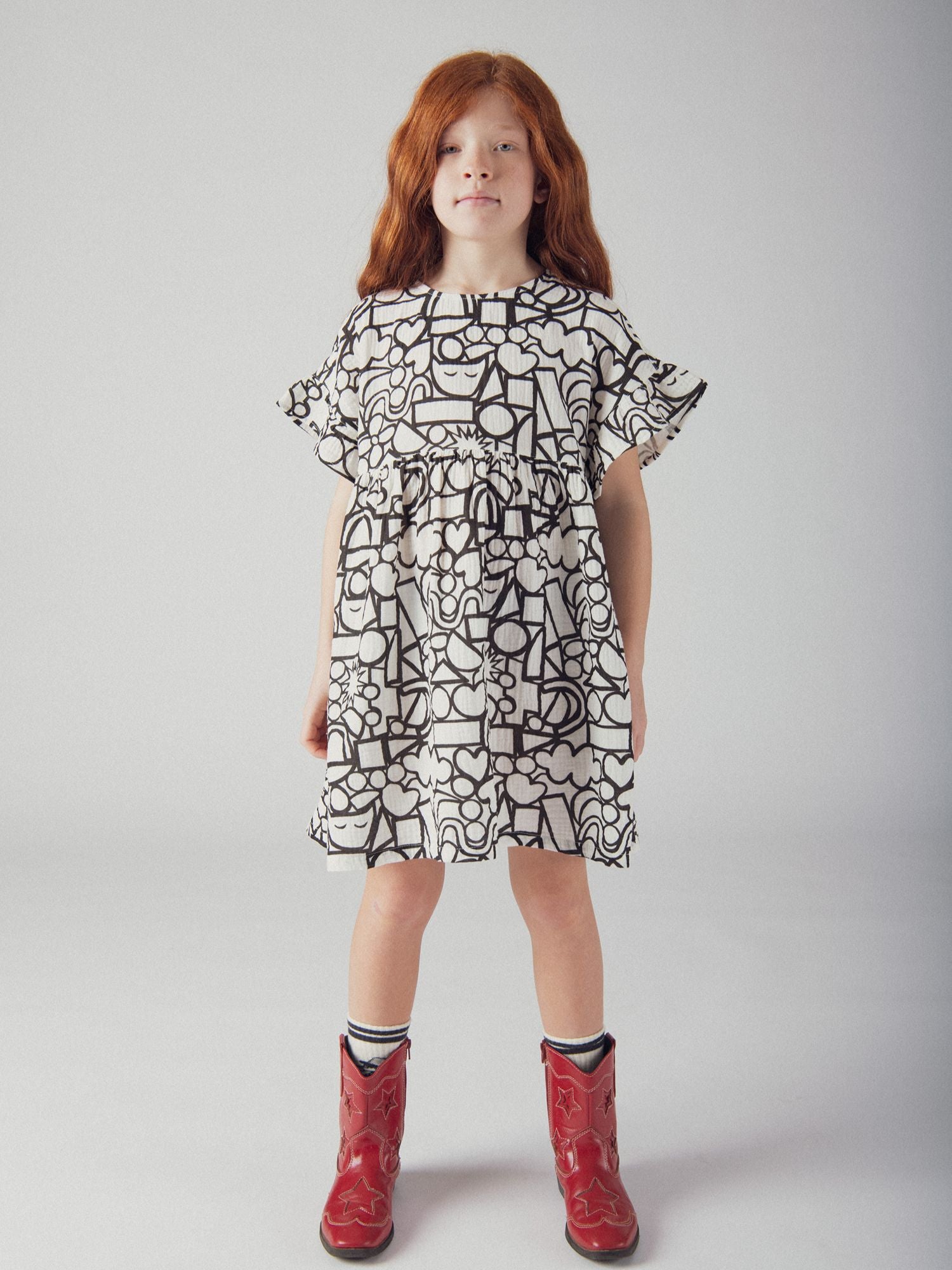 Vestido écru con estampado gráfico para niña