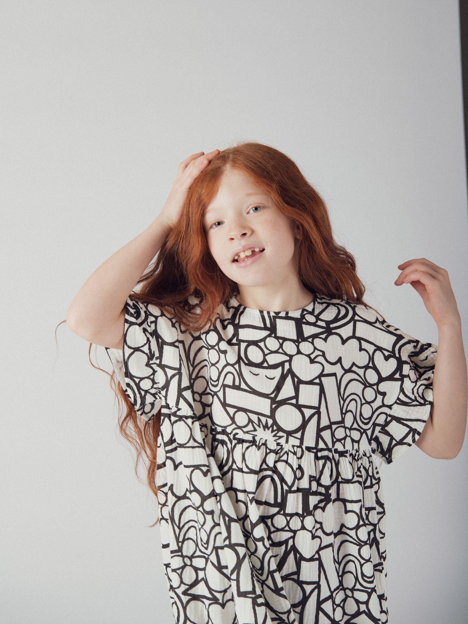 Vestido écru con estampado gráfico para niña