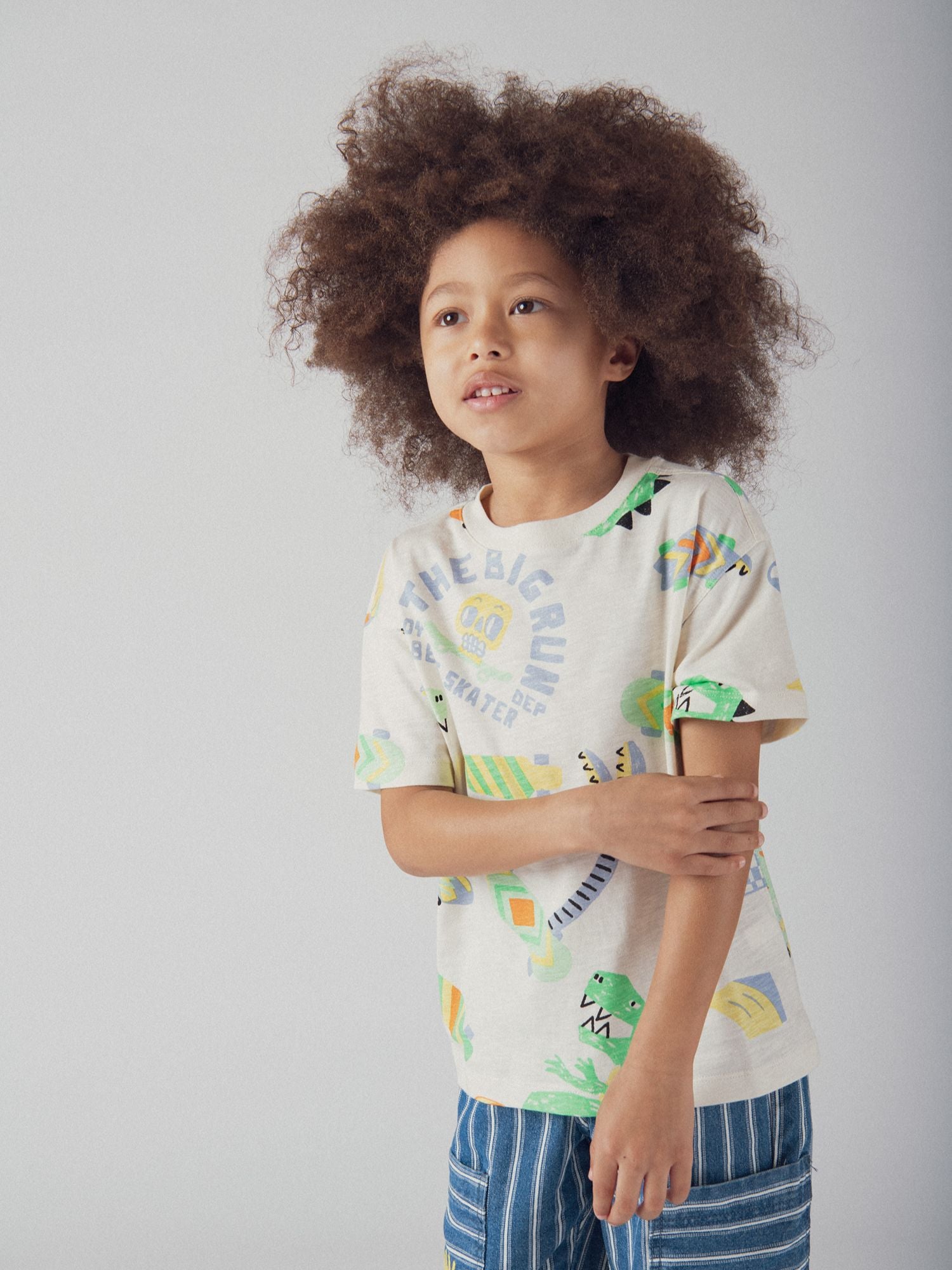 Camiseta ecru con estampado de dinosaurio para niños