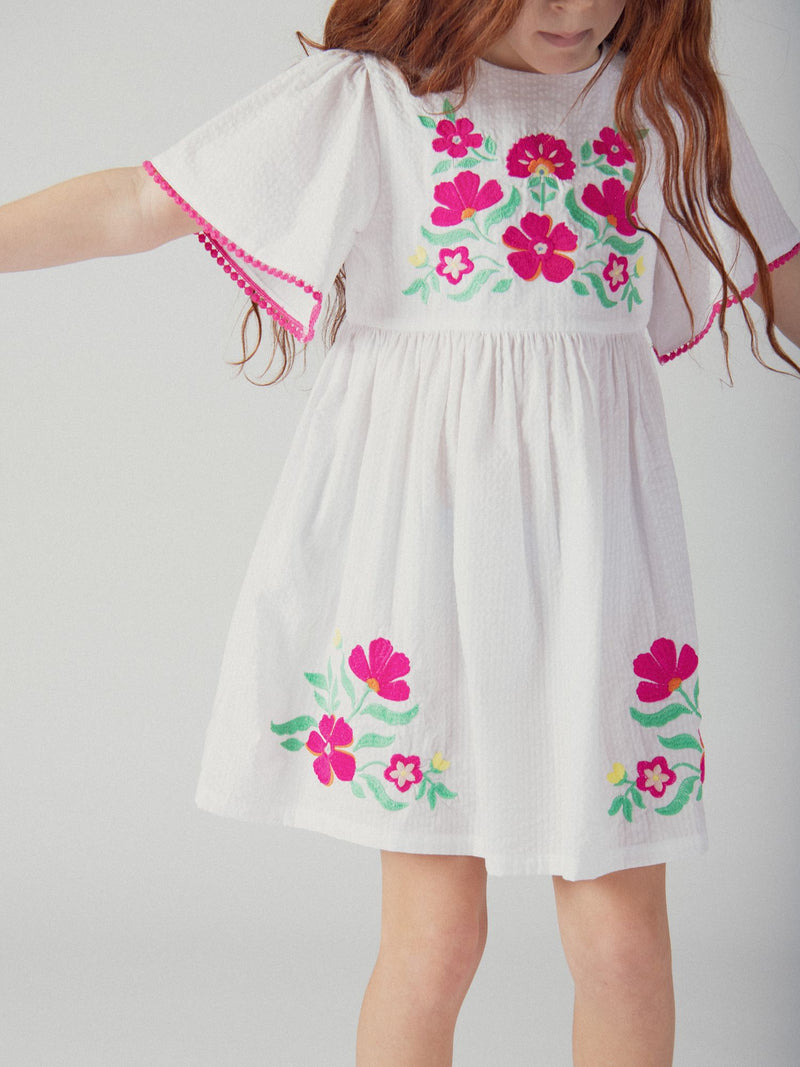 Vestido blanco con bordados florales para niñas