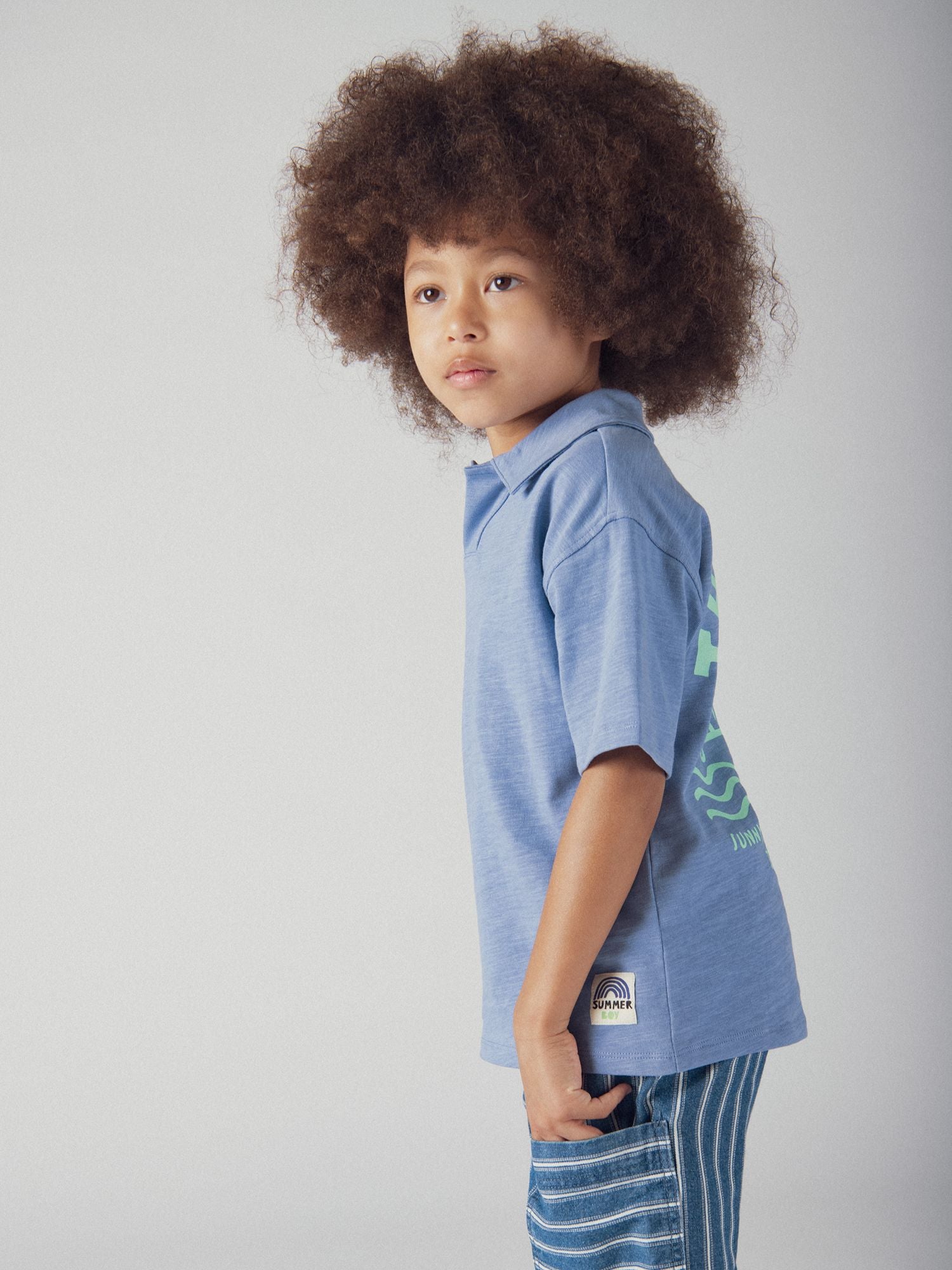 Camiseta azul con animación en la espalda para niños