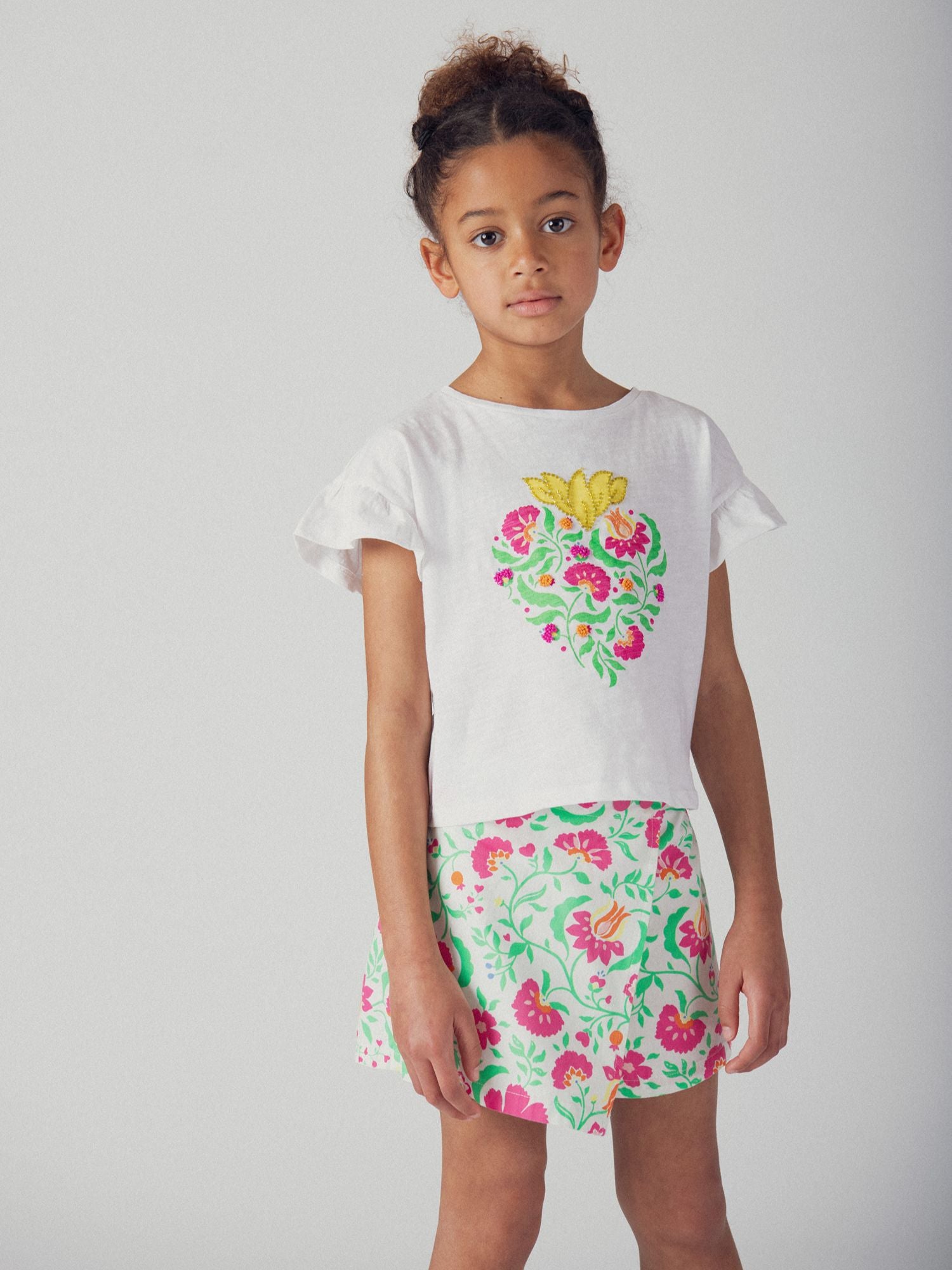 Camiseta blanca con animación de corazón para niñas