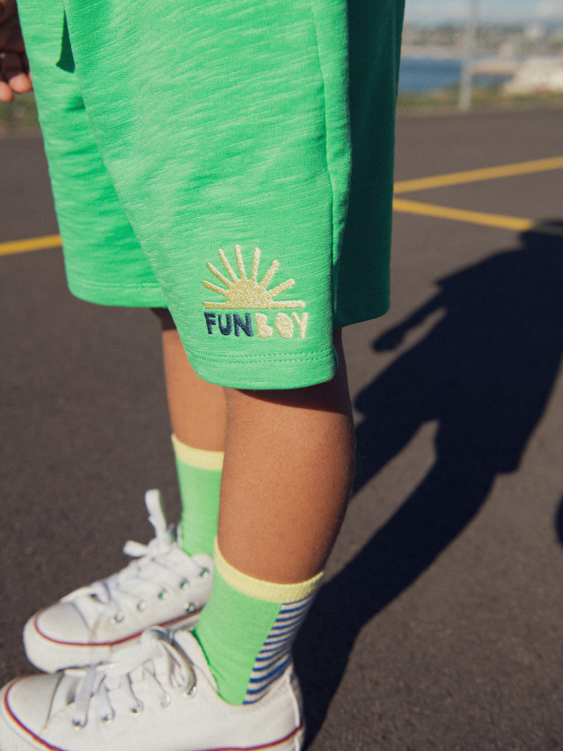 Conjunto verde con animación de sol para niño