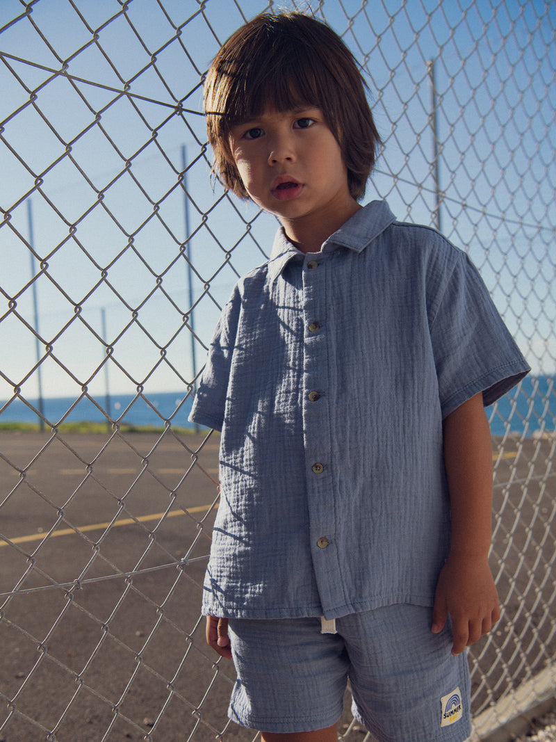 Camisa Azul con Etiqueta de Fantasía para Niño