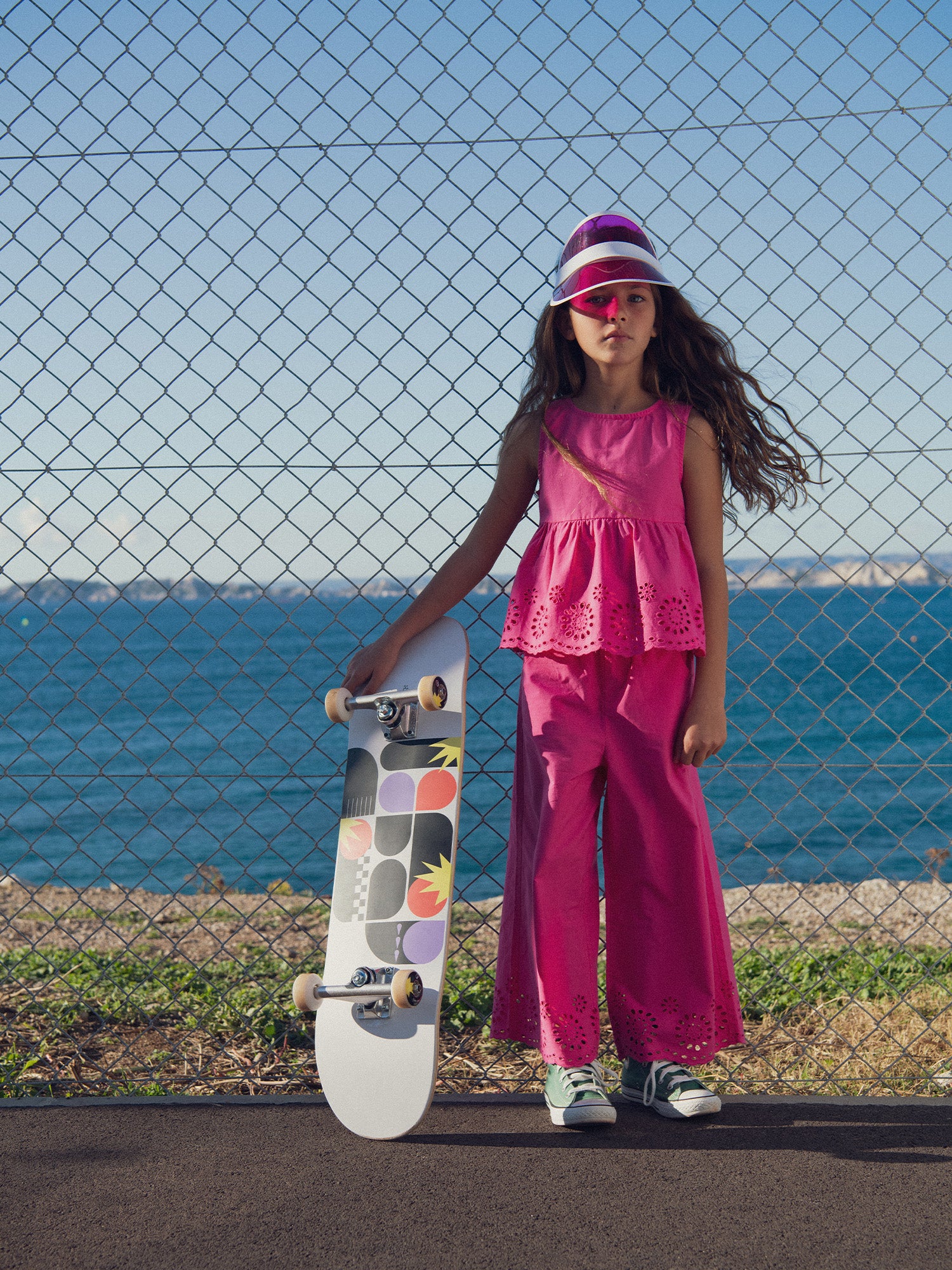 Pantalones rosas con bordado inglés para niña