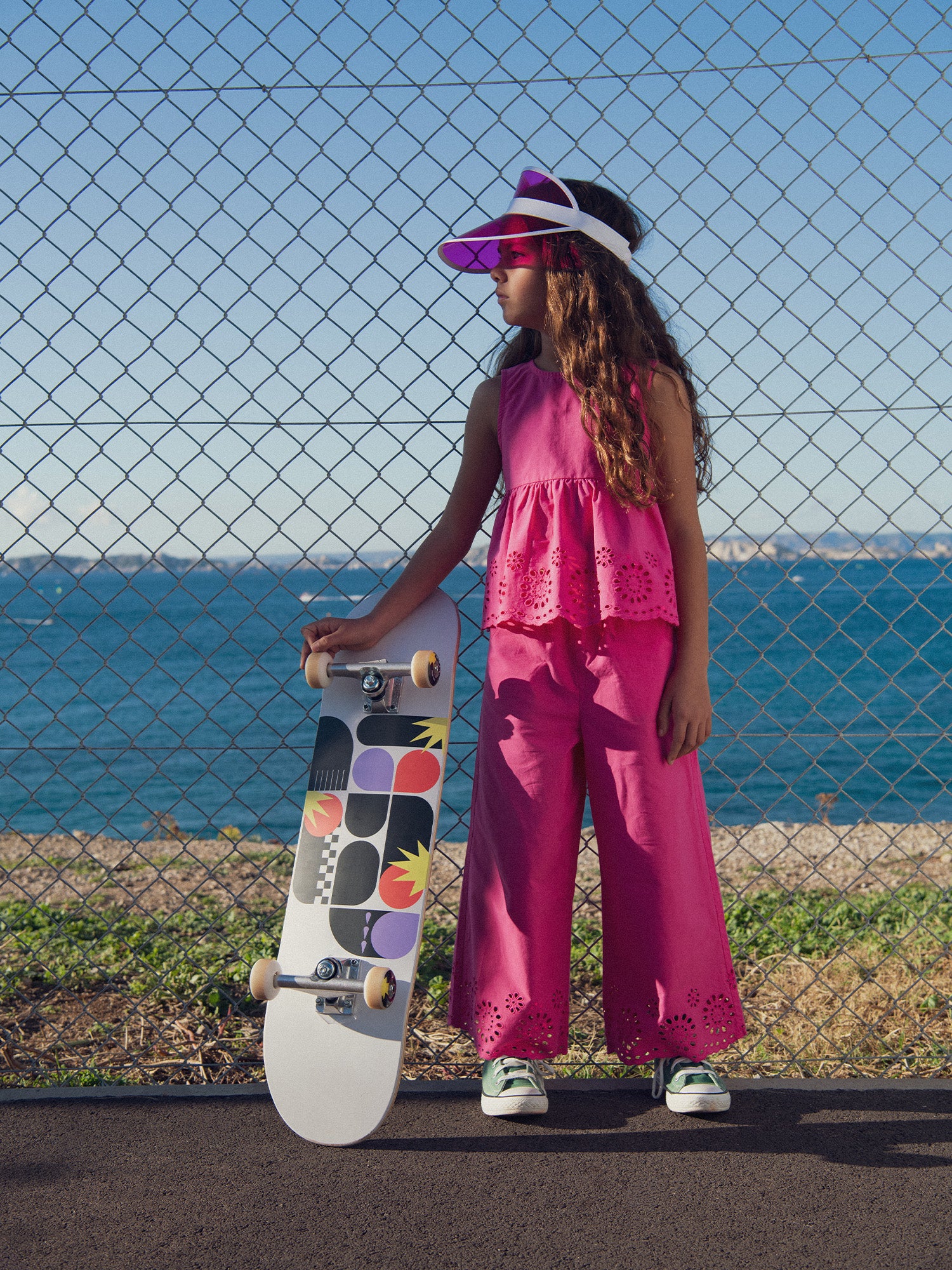 Pantalones rosas con bordado inglés para niña