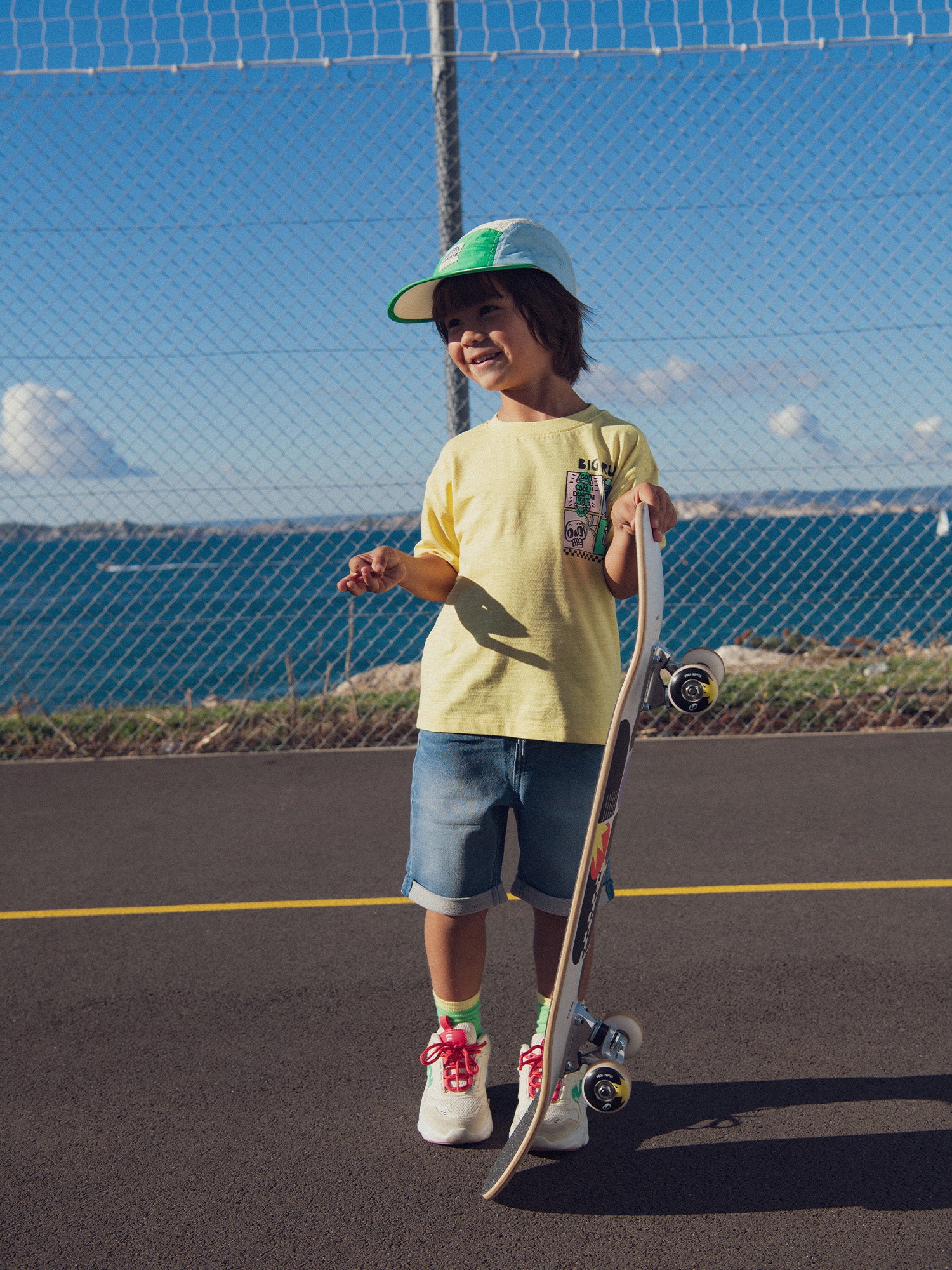 Camiseta amarilla con animación de dinosaurio para niño