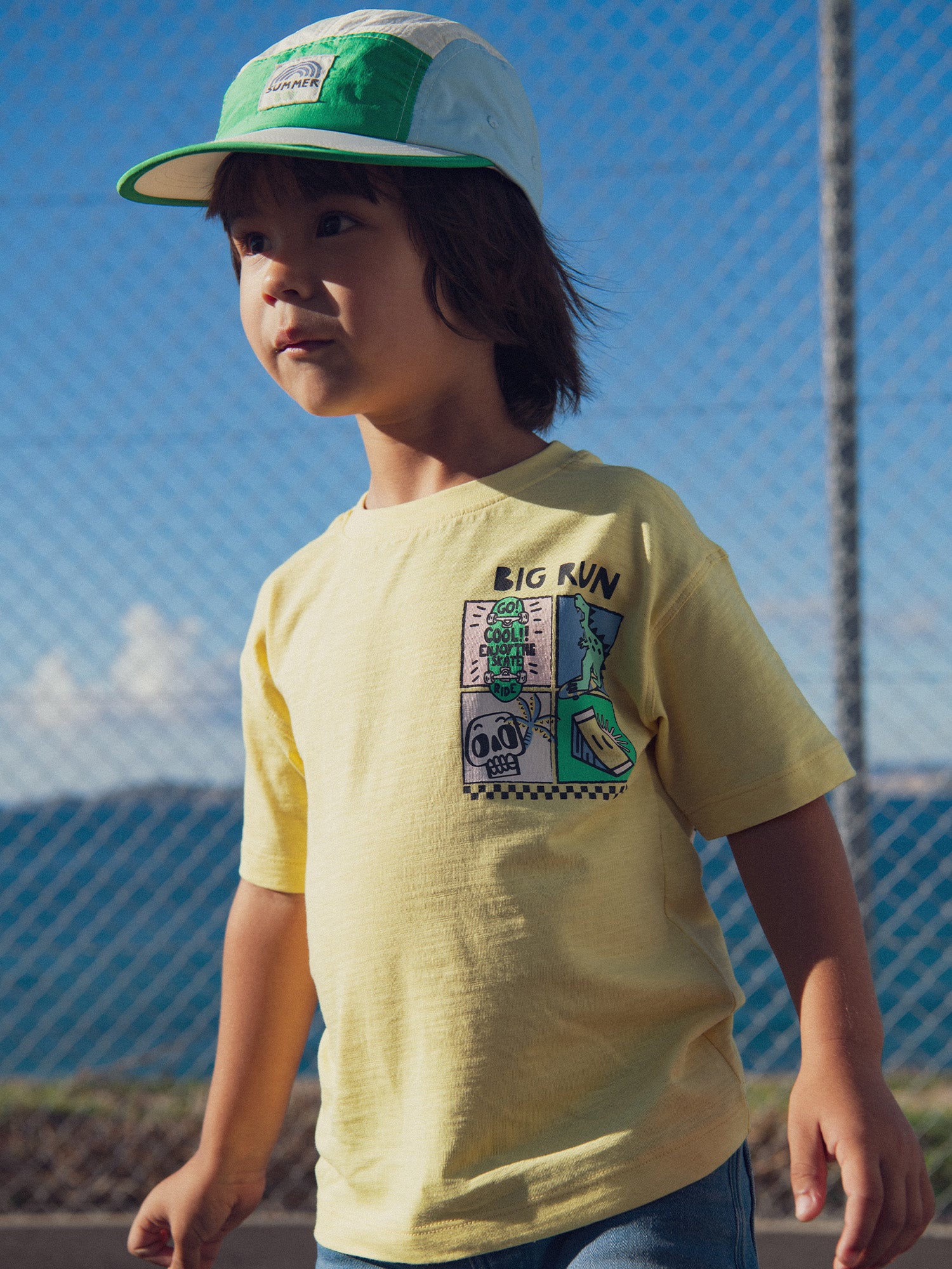 Camiseta amarilla con animación de dinosaurio para niño