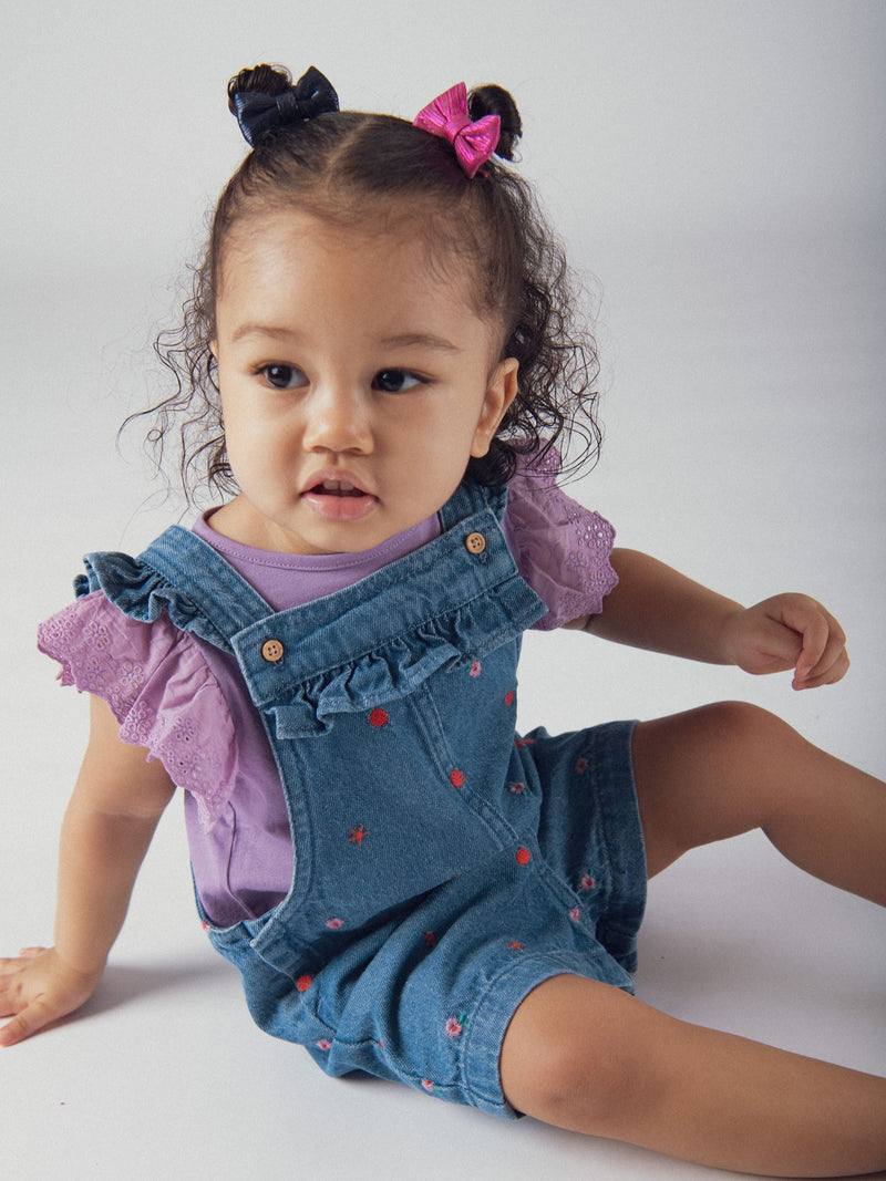 Pantalón corto de denim con bordados florales y frutales para niña