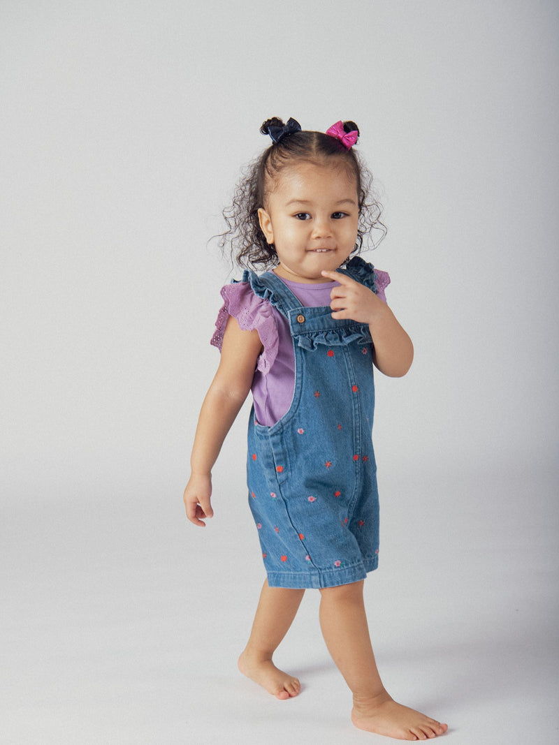 Pantalón corto de denim con bordados florales y frutales para niña