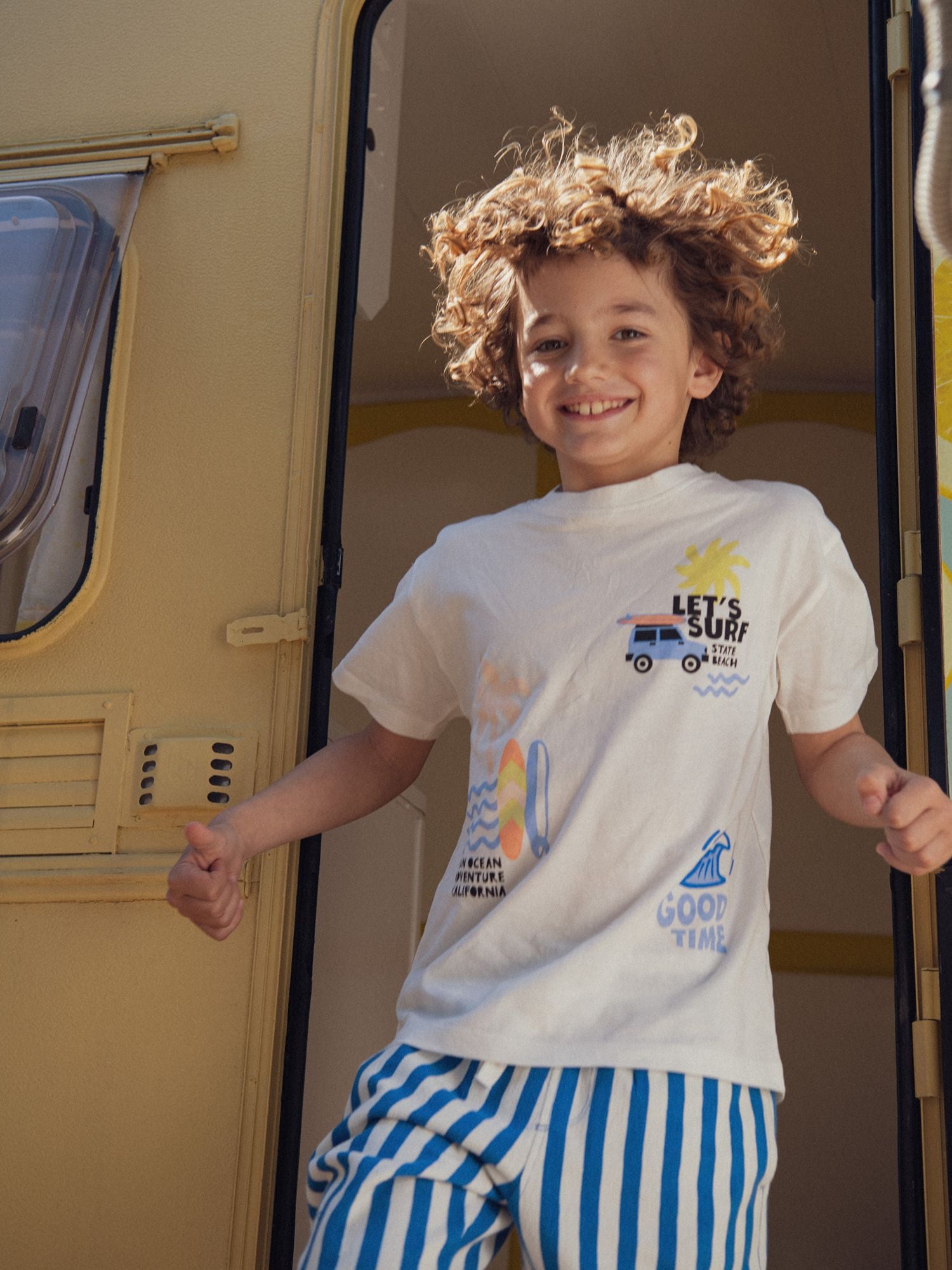 Camiseta ecru con animaciones de playa para niños