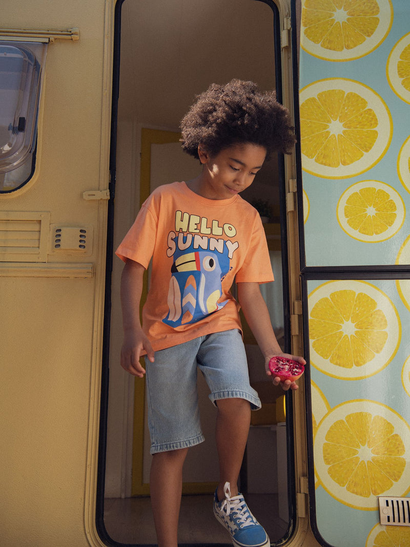 Camiseta naranja con animación de tucán para niños