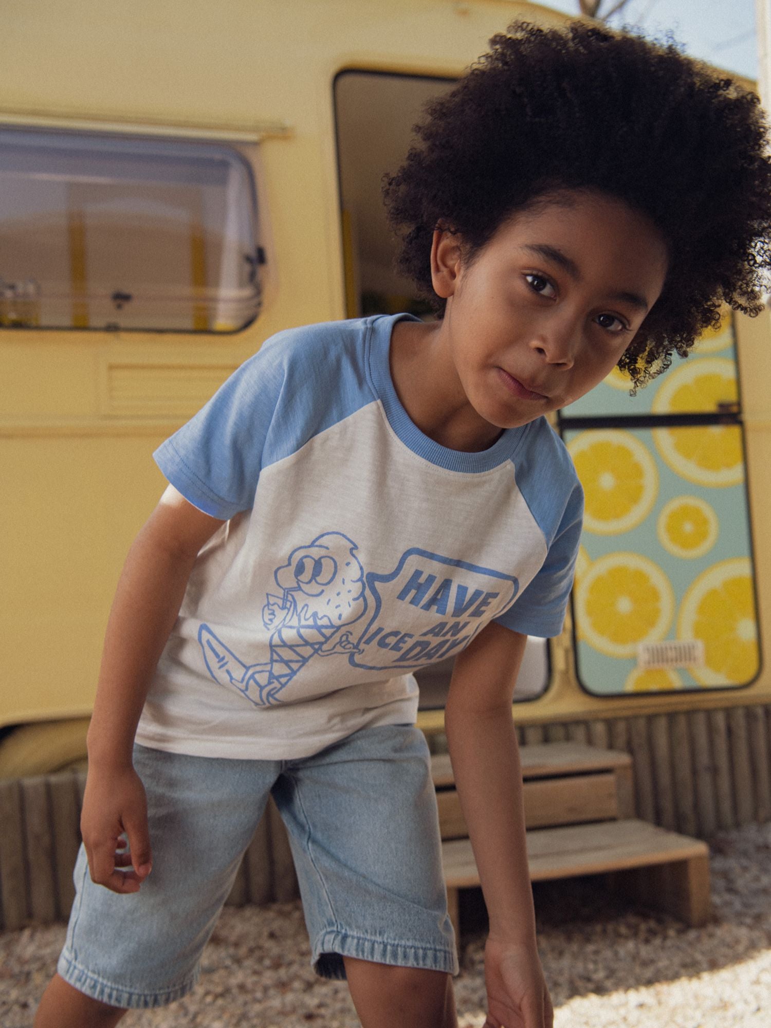 Camiseta corta ecru con mangas contrastadas y animación de helado para niños