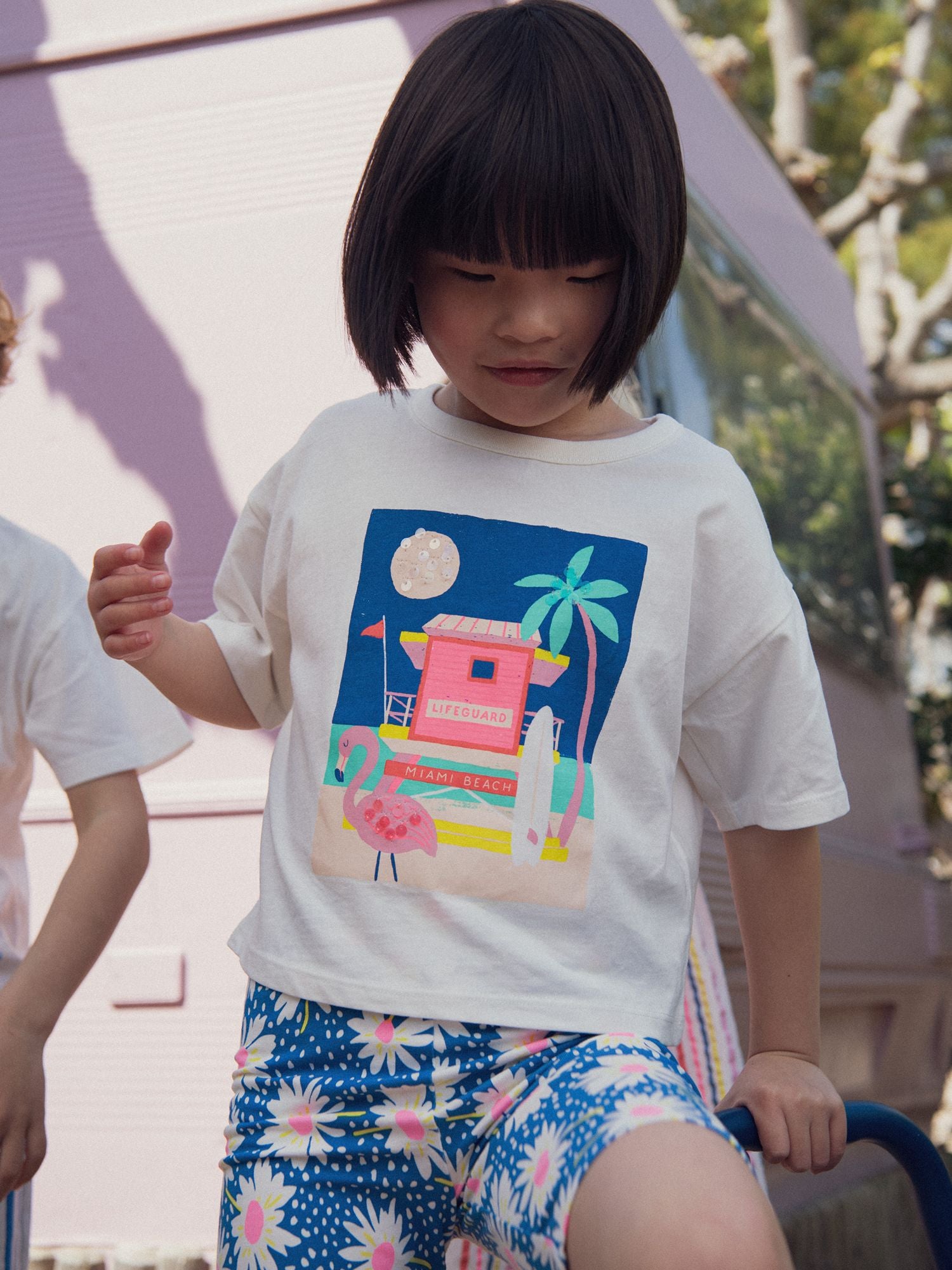 Camiseta ecru con animación de playa para chicas