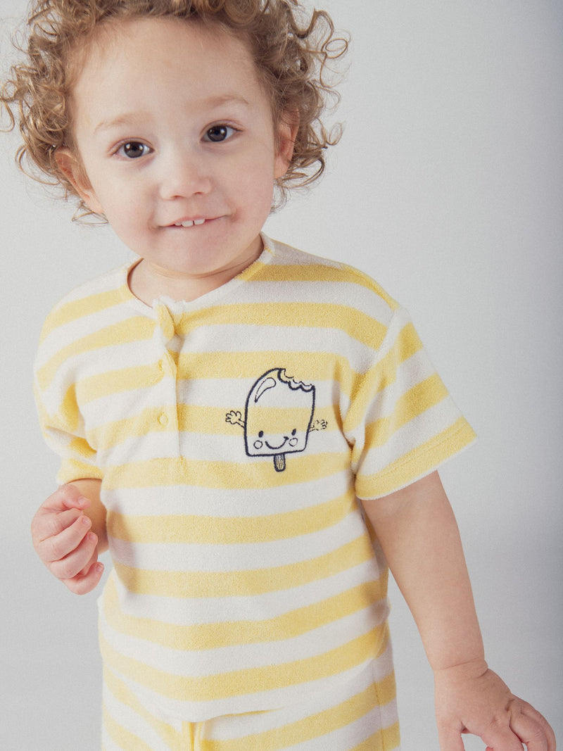 Conjunto de camiseta y pantalones cortos a rayas amarillas para bebé niño