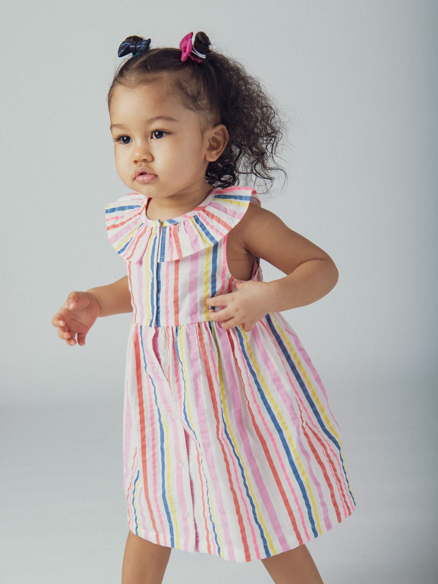 Vestido a rayas multicolores con cuello fruncido para bebé niña