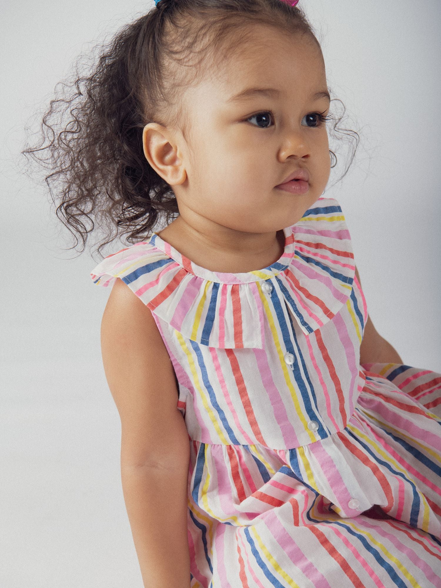 Vestido a rayas multicolores con cuello fruncido para bebé niña