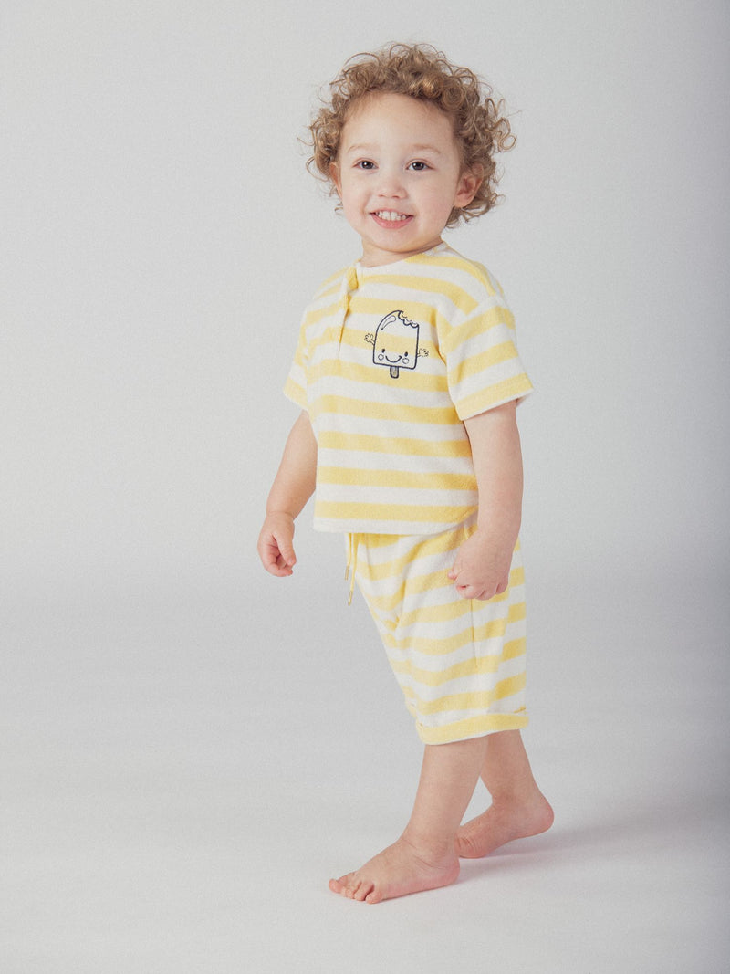 Conjunto de camiseta y pantalones cortos a rayas amarillas para bebé niño