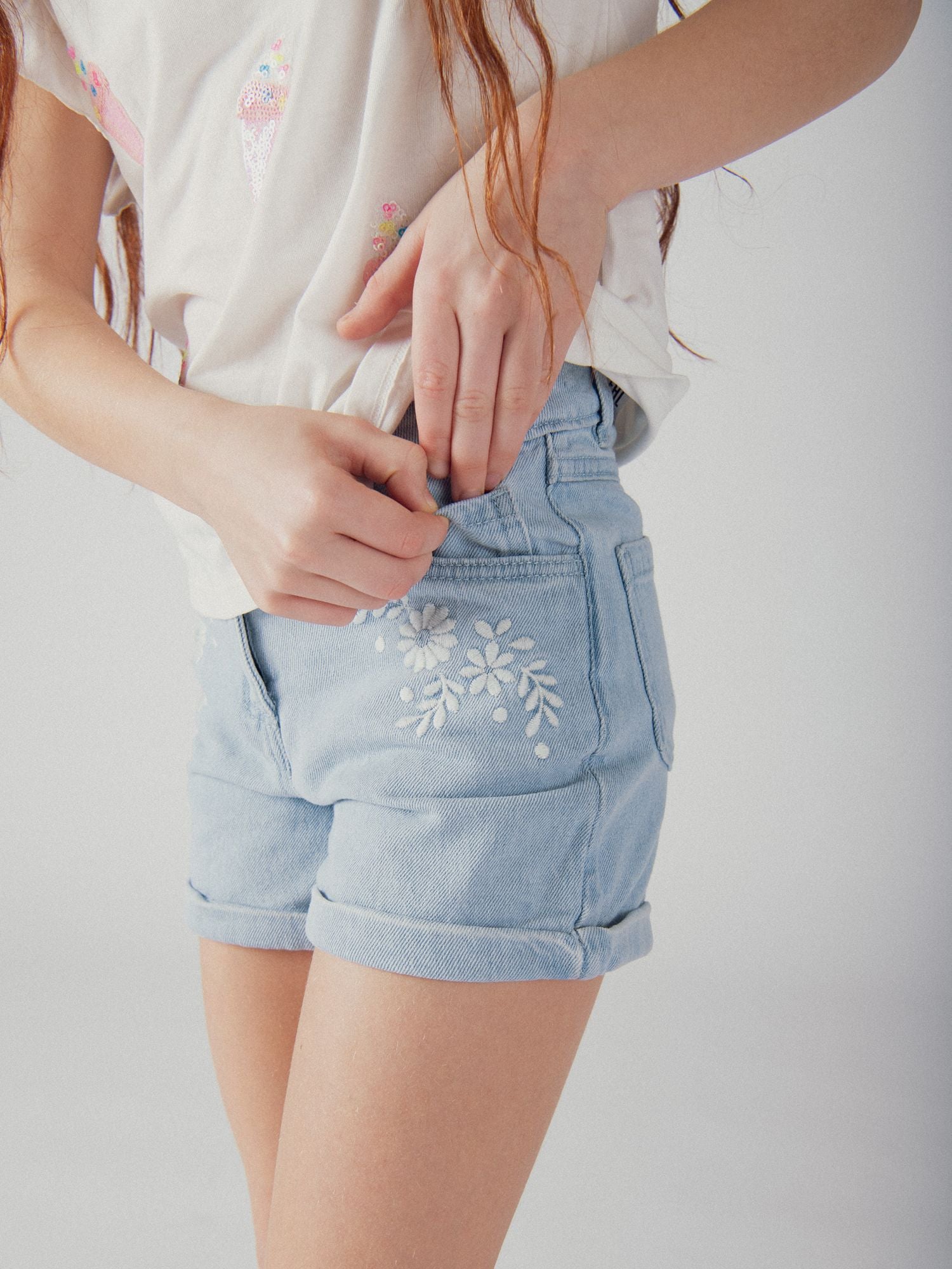 Shorts de denim azul con bordados florales para chicas