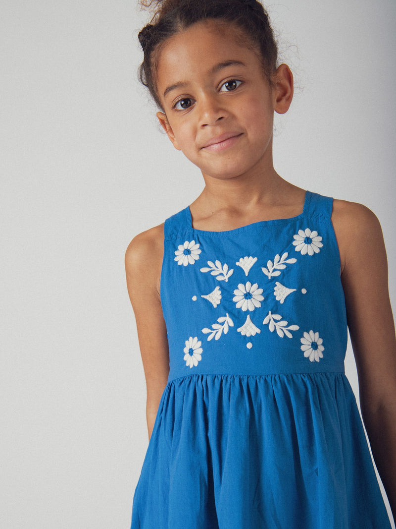 Vestido azul con bordados florales para niñas