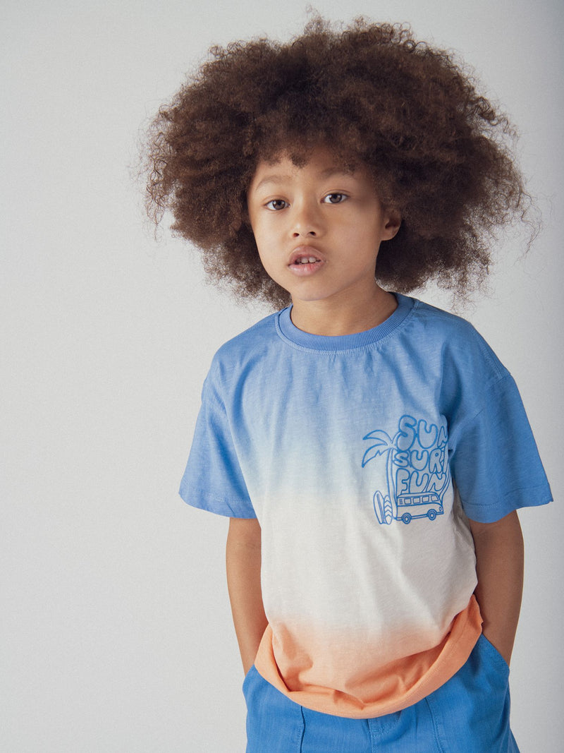 Camiseta tie & dye azul y naranja para niño
