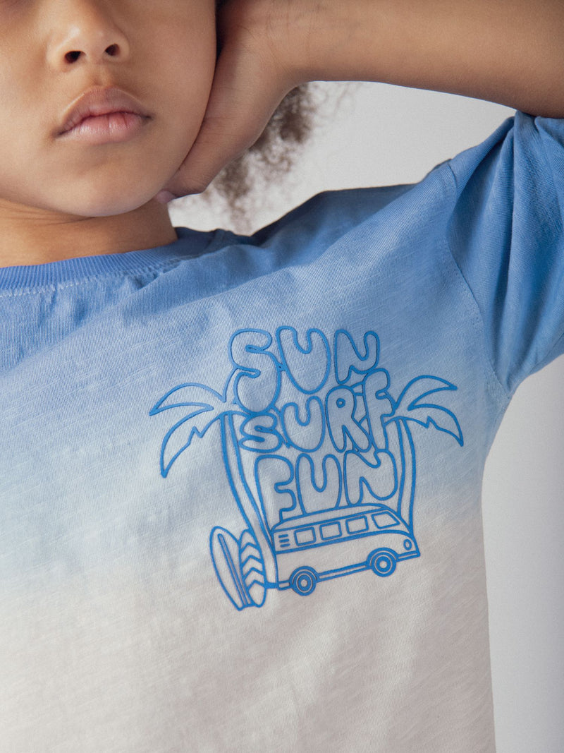 Camiseta tie & dye azul y naranja para niño