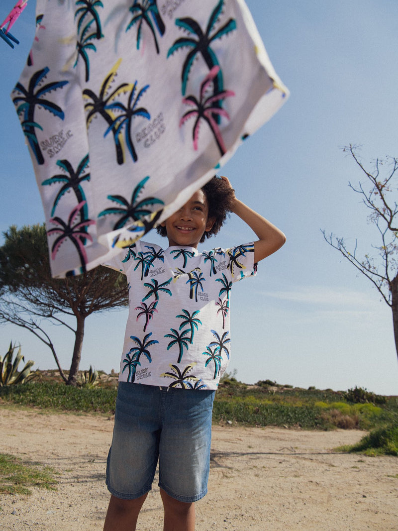 Camiseta blanca con estampado de palmeras para niño
