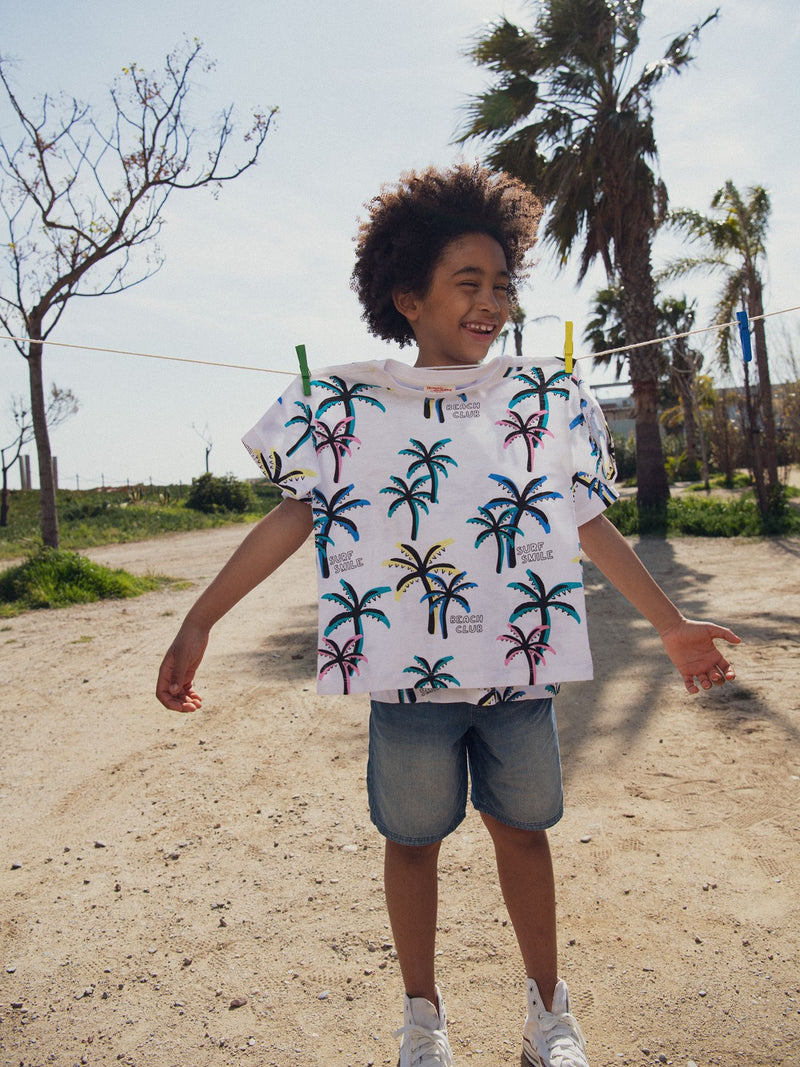 Camiseta blanca con estampado de palmeras para niño