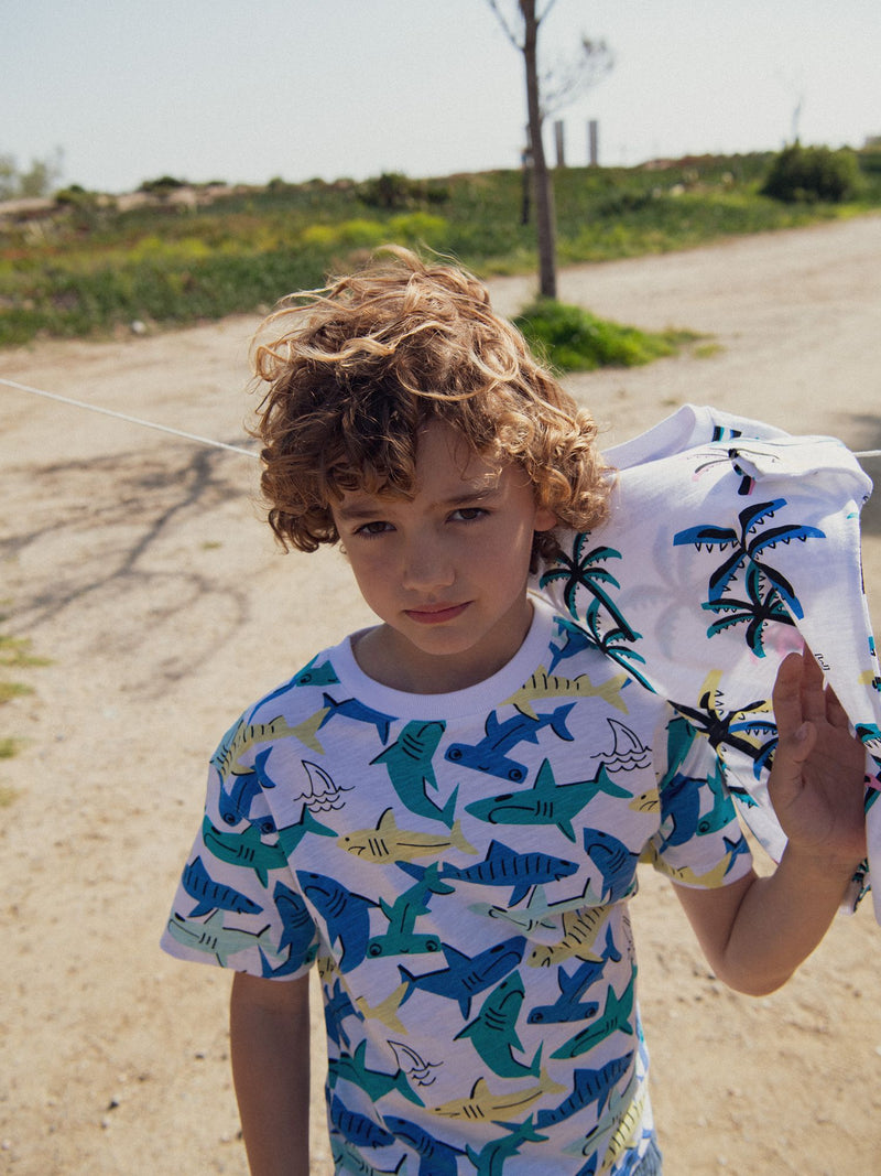 Camiseta blanca impresa con tiburones para niño