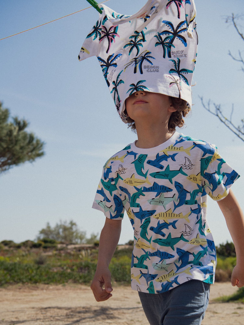 Camiseta blanca impresa con tiburones para niño