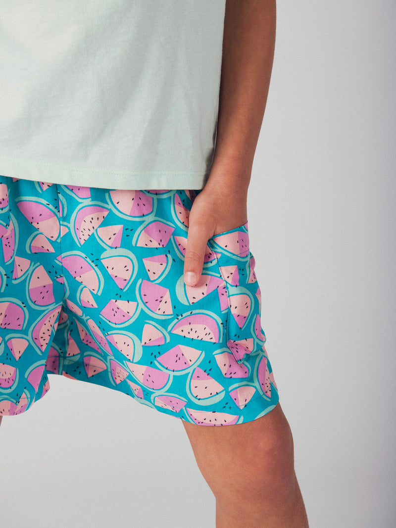 Short azul con estampado de sandías para niña