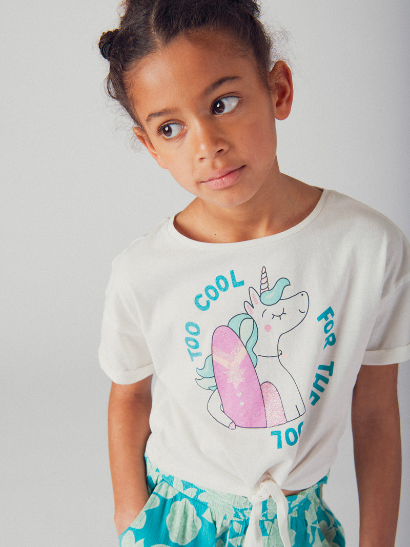 Camiseta ecru con animación de unicornio y surf para niña