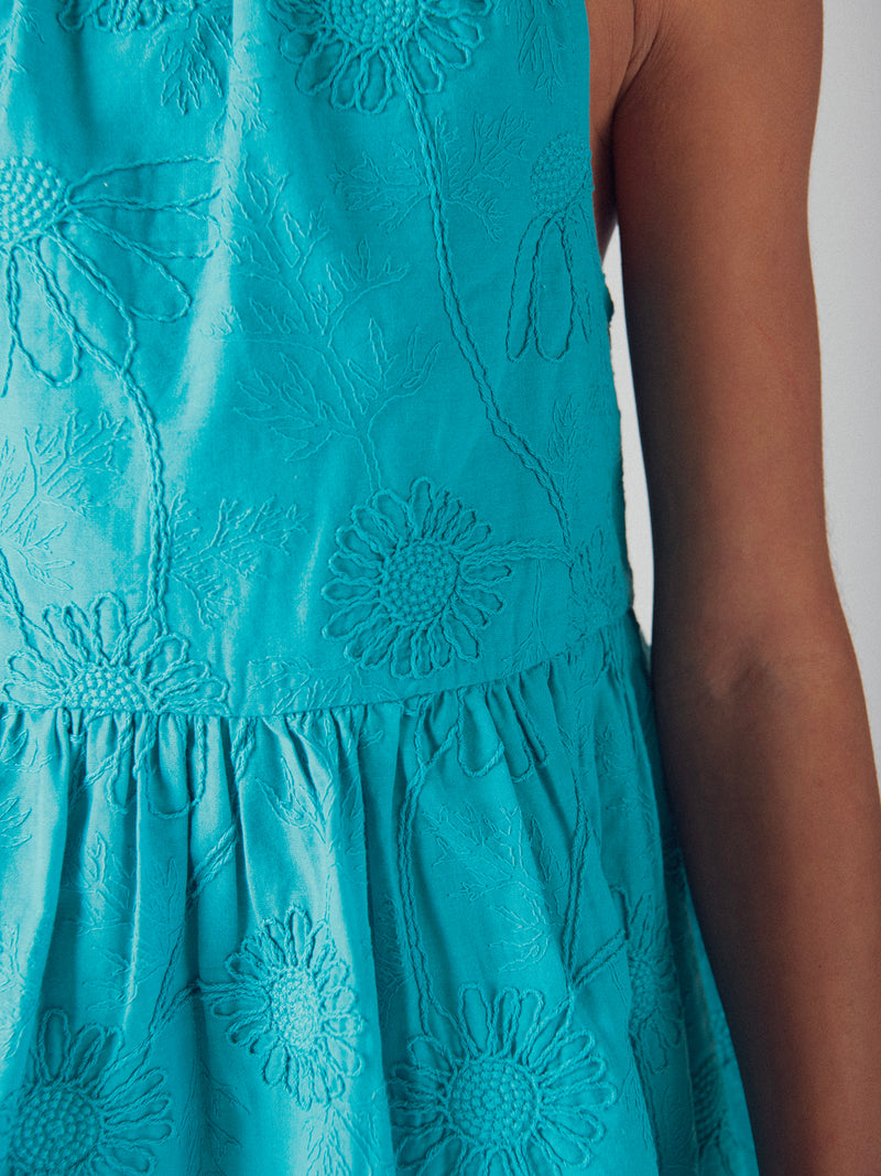 Vestido azul completamente bordado para niña