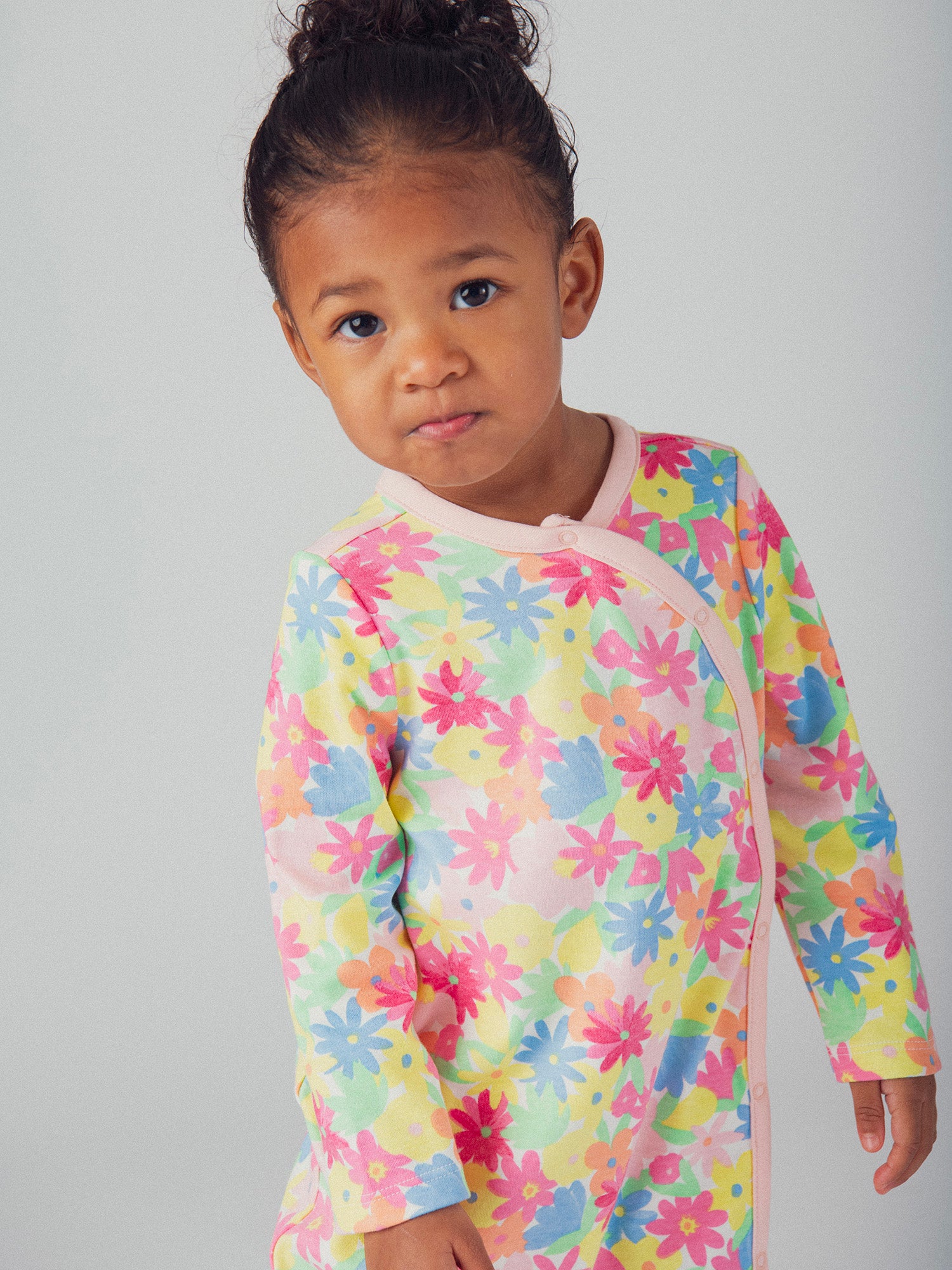 Grenouillère écrue avec imprimé intégral fleurs multicolores pour bébé fille