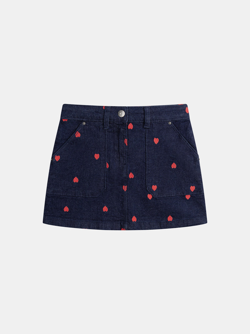 Falda azul de mezclilla con bordados de corazones para niña