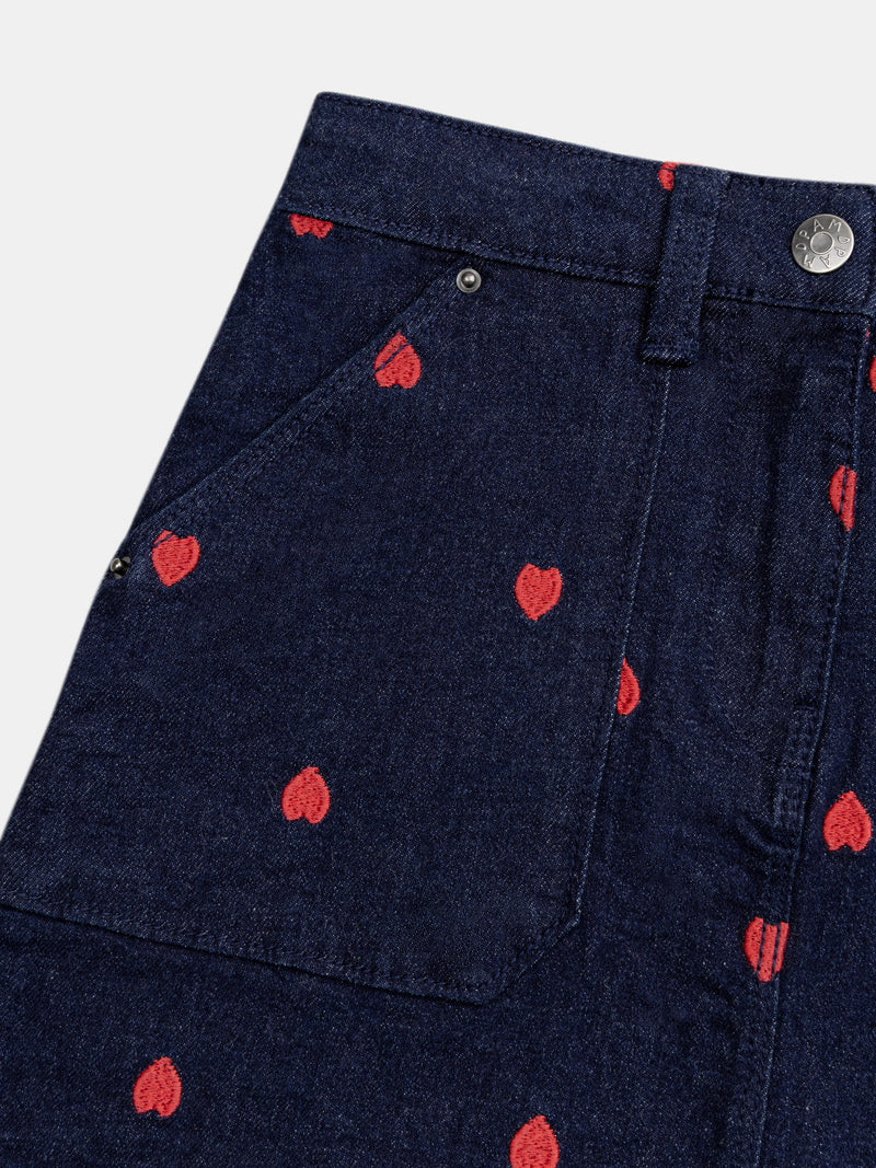 Falda azul de mezclilla con bordados de corazones para niña