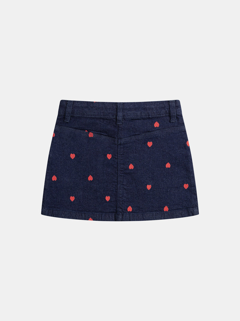 Falda azul de mezclilla con bordados de corazones para niña