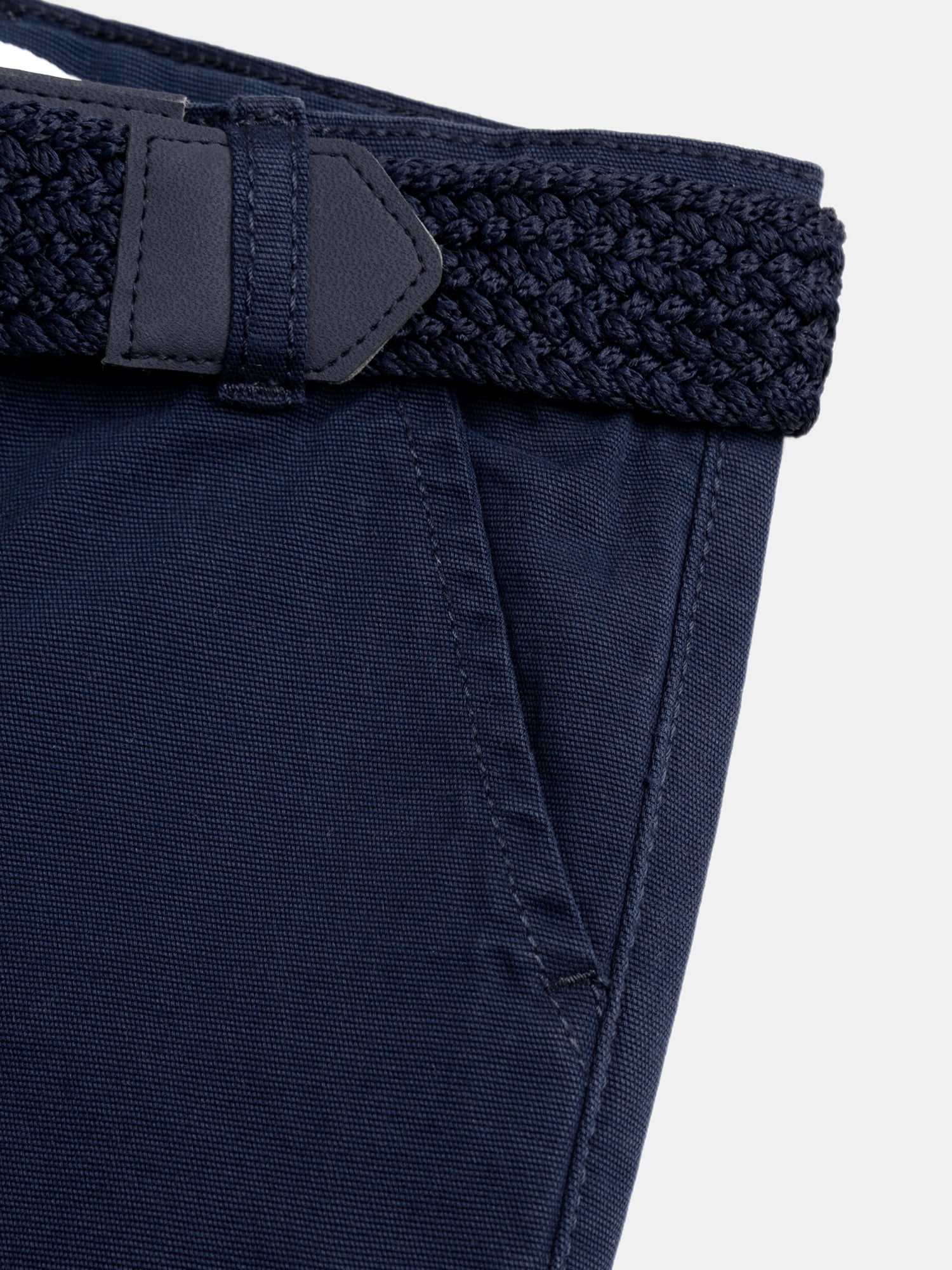 Bermuda azul marino con cinturón para niños