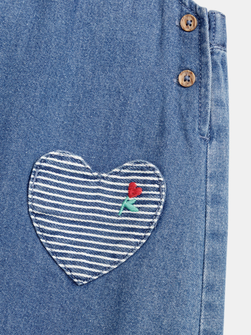 Mono de denim con bolsillos de corazón bordados para niña