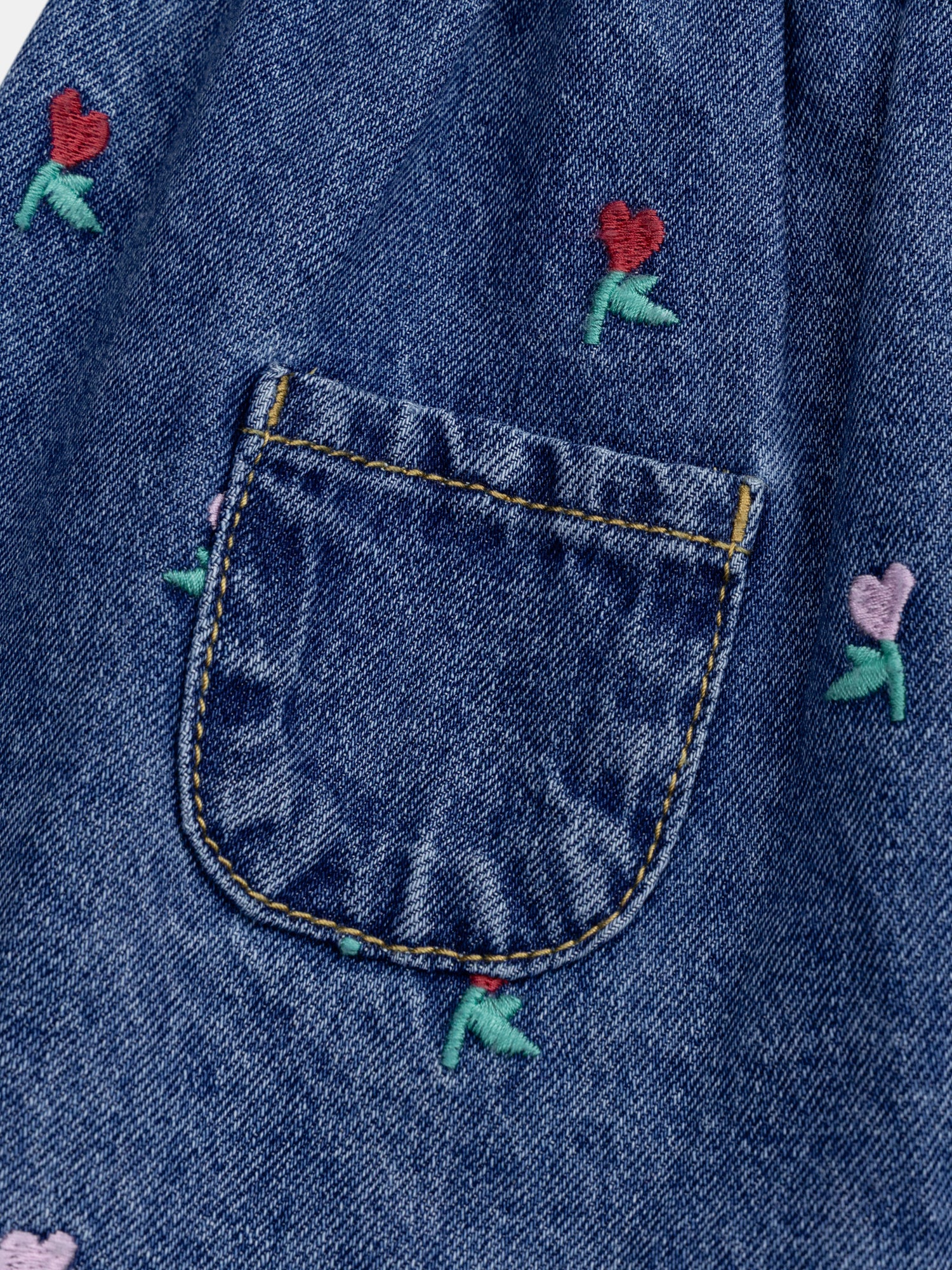 Robe en denim avec broderies fleurals-coeurs pour bébé fille