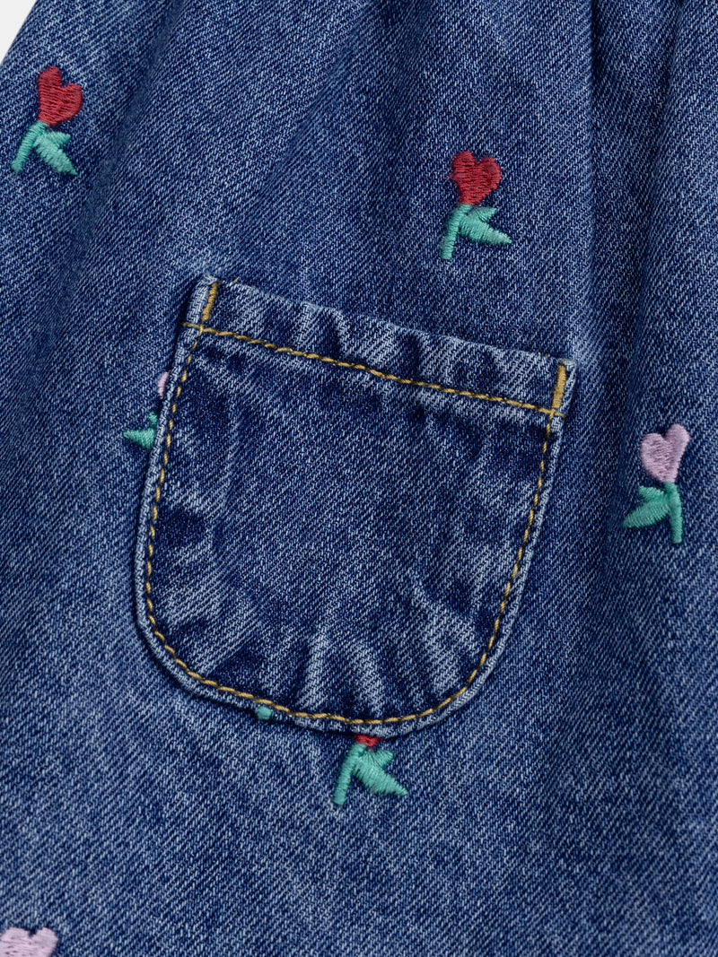 Vestido de denim con bordados de corazones florales para bebé niña