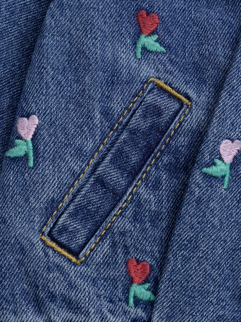 Chaqueta de jean con volante y bordado de flor corazón para niña