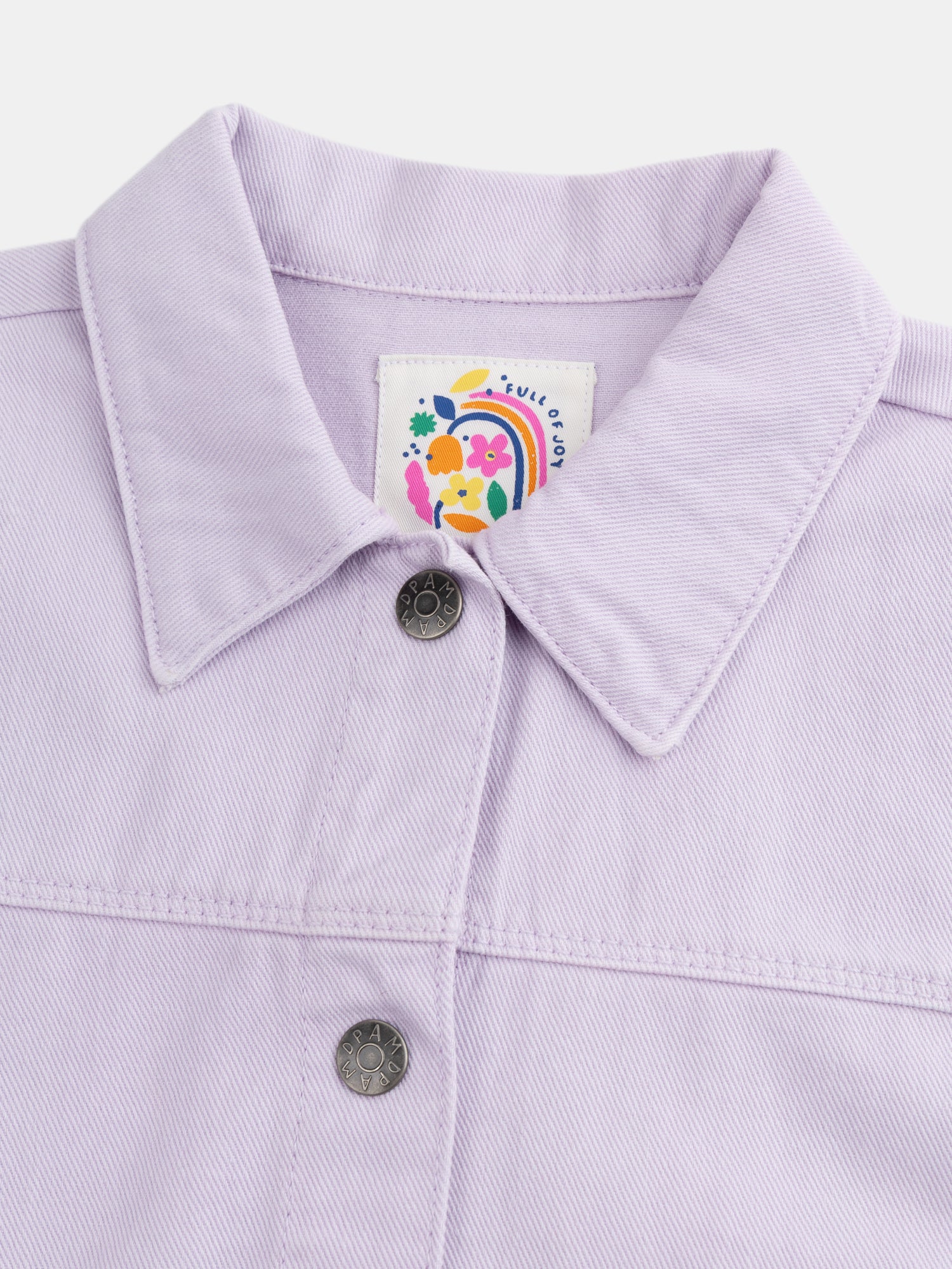 Chaqueta púrpura con bolsillos y bordados de corazón para niñas