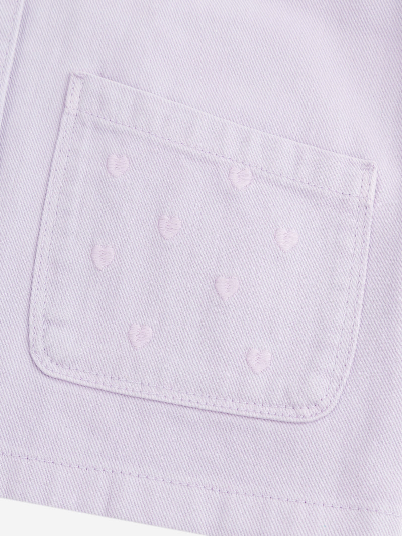 Chaqueta púrpura con bolsillos y bordados de corazón para niñas